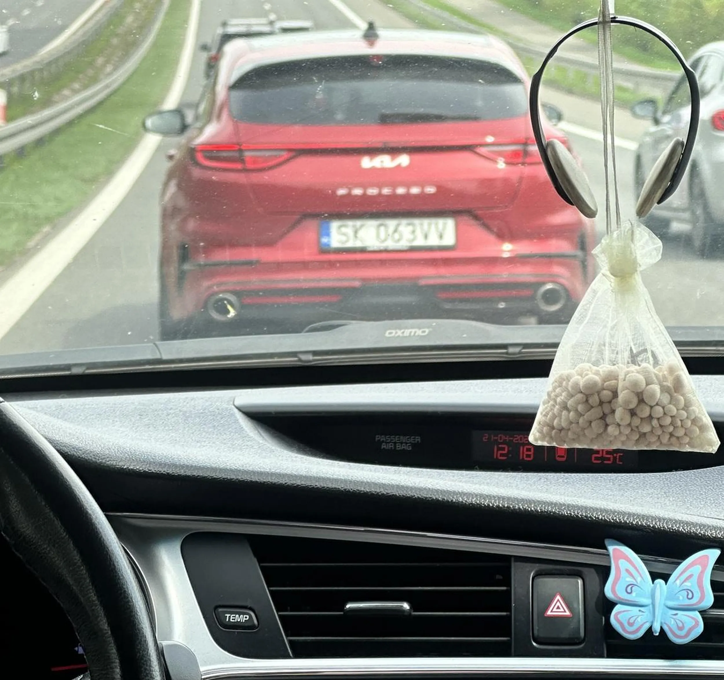 Kompleks małego fiuta jedzie 50 na 90 wyprzedziła go kobieta duma została urażona to przyspiesza będąc wyprzedzany. Kompleks małego siura naucz się jeździć a najlepiej to już nie jeździj