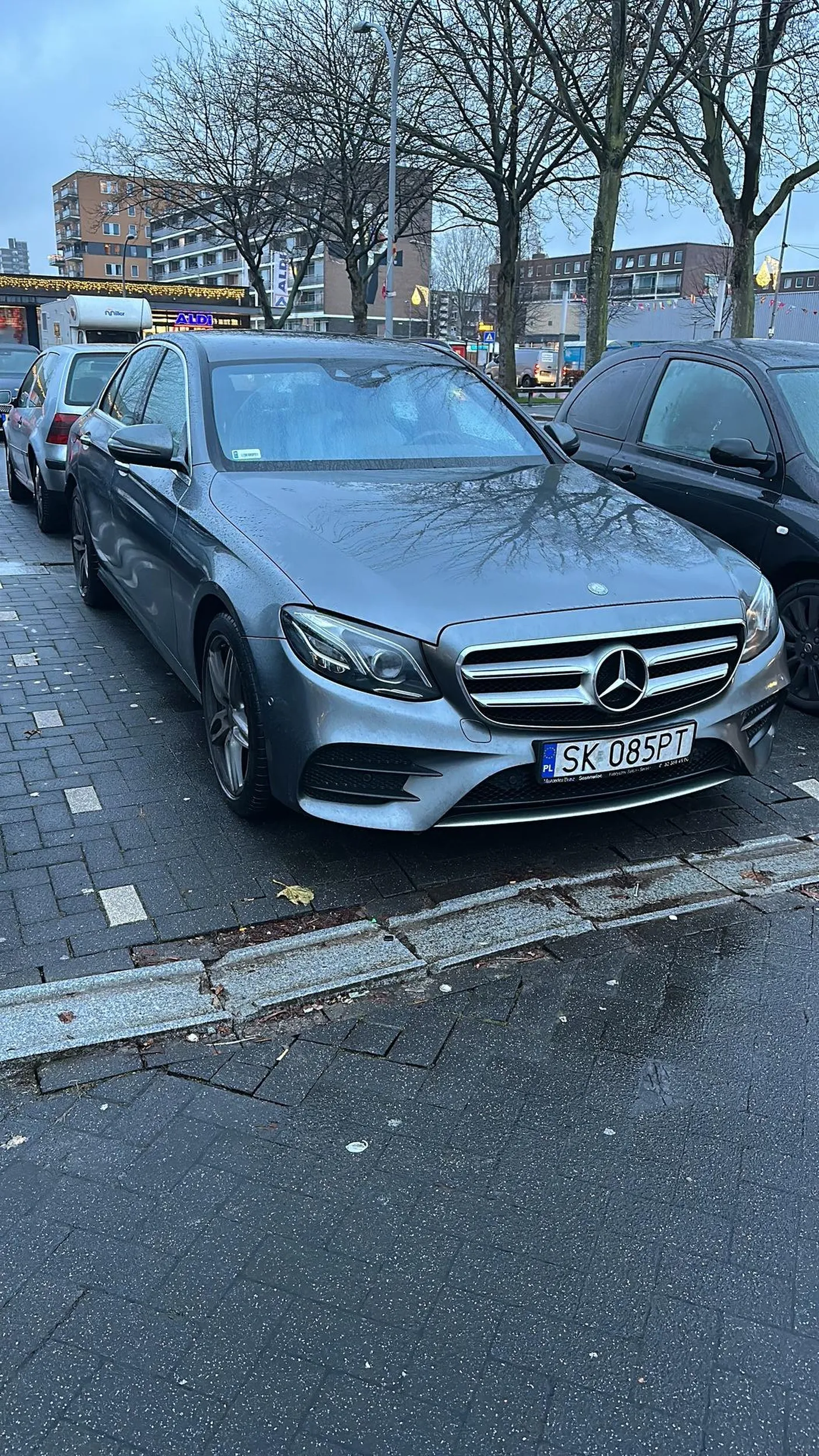 W dniu dzisiejszym skradziony w okolicach Stargardu. Szary Mercedes e klasa 220D 2017 rok. Widziany w kierunku na Sulechów w tym sym dniu.