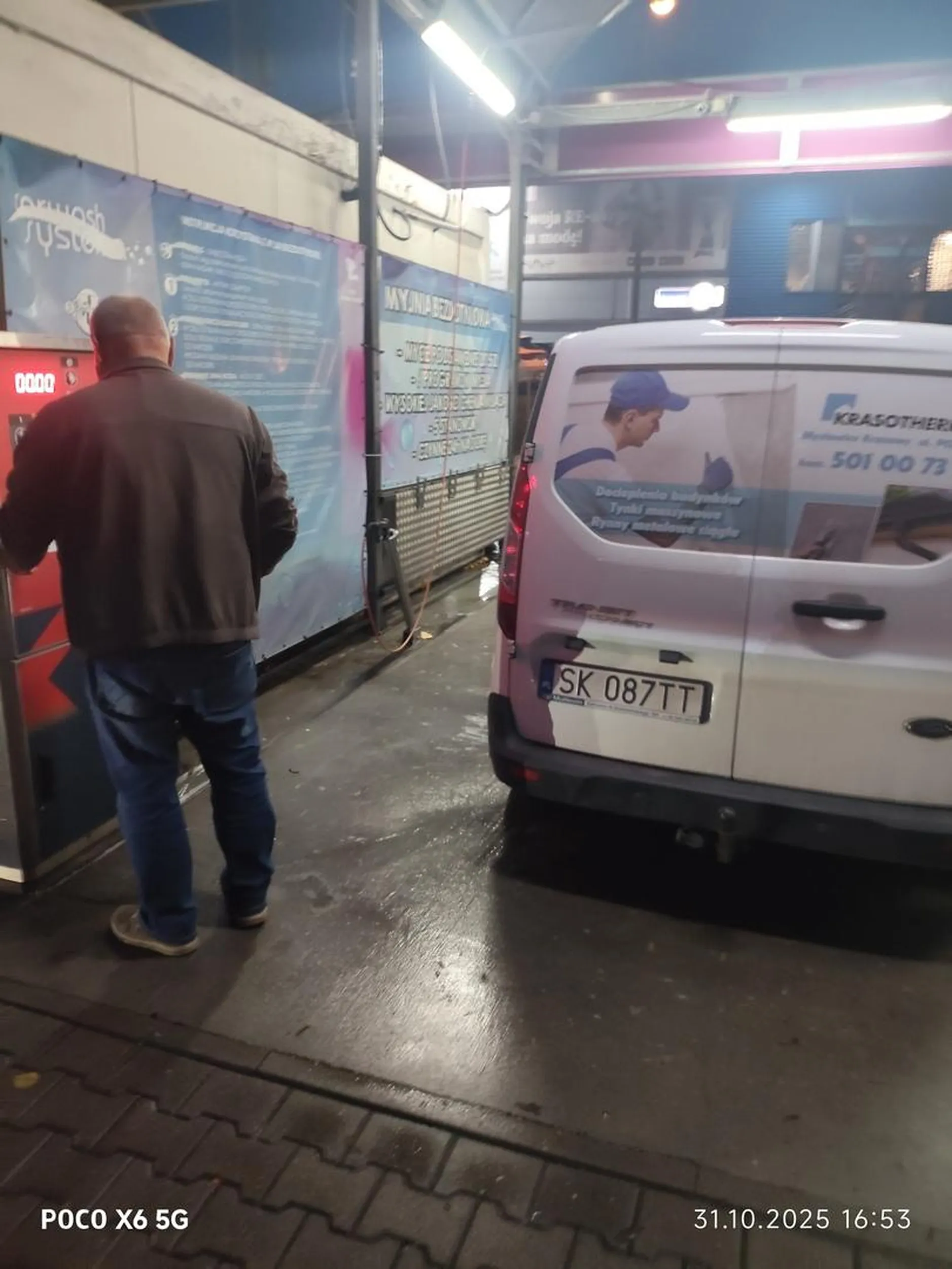 Znakomity Marketing! Co prawda nie miałem okazji ocenić mistrzostwa dociepleń ekipy Krasotherm, ale za to miałem przyjemność zetknąć się z ich wybitnie zaangażowanym działem kontaktu z klientem i promocji wizerunku na drodze. Chcę złożyć najszczersze i gorące podziękowania dla Kierowcy Forda o numerach SK 087TT za szybką, bezpardonową i bardzo męską propozycję "dostania w mordę". To naprawdę buduje zaufanie! Jeżeli firma Krasotherm wkłada w docieplenia choć ułamek pasji i agresji, jaką prezentuje ich pracownik za kółkiem, to ich ściany muszą być nie tylko ciepłe, ale i absolutnie nie do ruszenia. Gratuluję tak ambasadorów marki. Oczywiście, odradzam interesów, jeśli cenią sobie Państwo jakikolwiek poziom kultury. Ale za to wrażenia z kontaktu – niezapomniane! W końcu to o to chodzi w budowaniu marki, prawda?