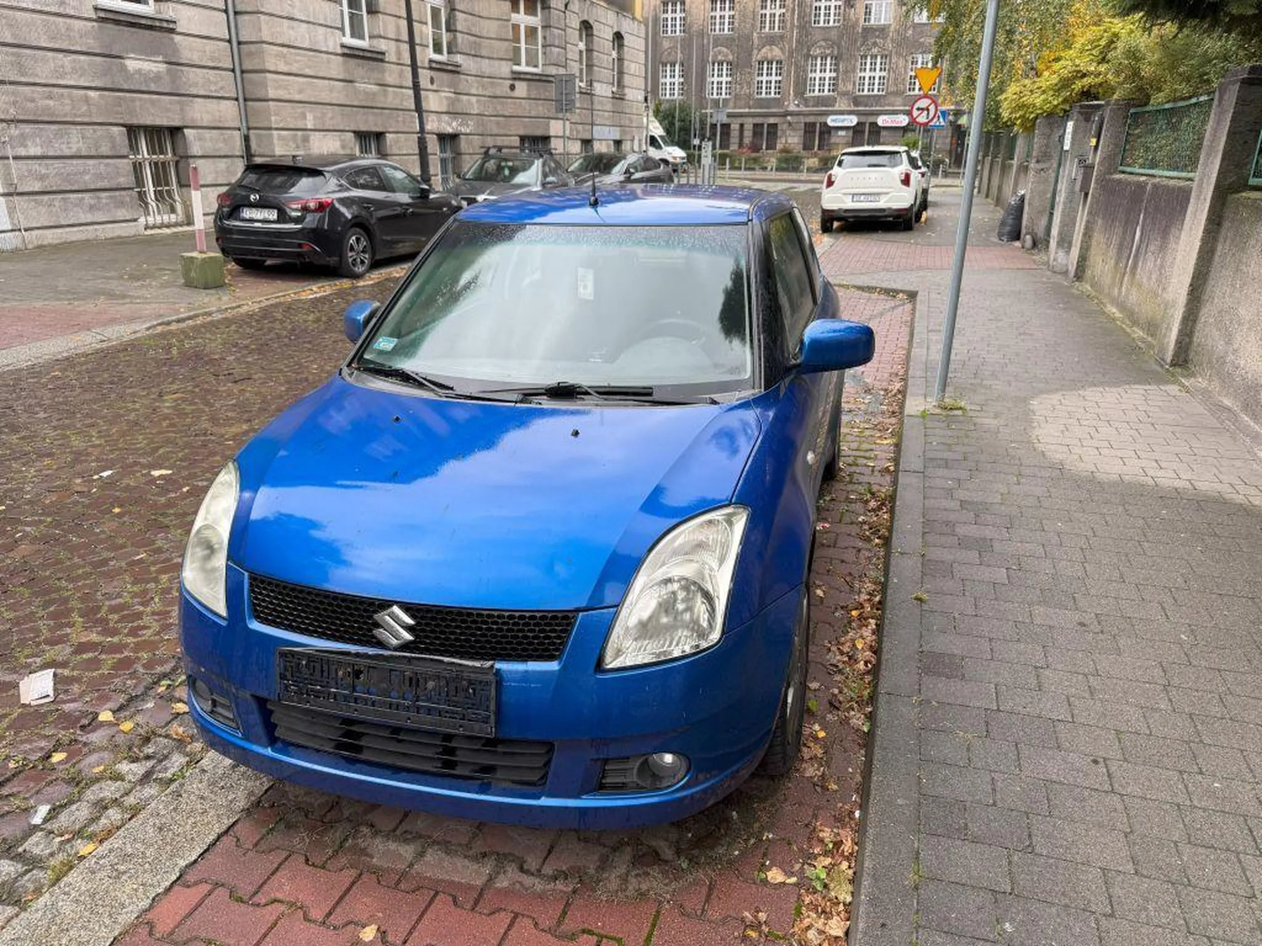 Parkuje bez tablic w strefie płatnego parkowania, zajmując płatne abonbamentowe miejsca dla mieszkańców. Widoczna tylko naklejka na szybie. Stoi tak w Katowicach, na ul. Rybnickiej 1, od dłuższego czasu (zdjęcia Google Street View potwierdzają, że stał w tym miejscu także w czerwcu 2022 - jeszcze posiadając tablice, później w czerwcu 2023), a obecnie stoi nie posiadając tablic.