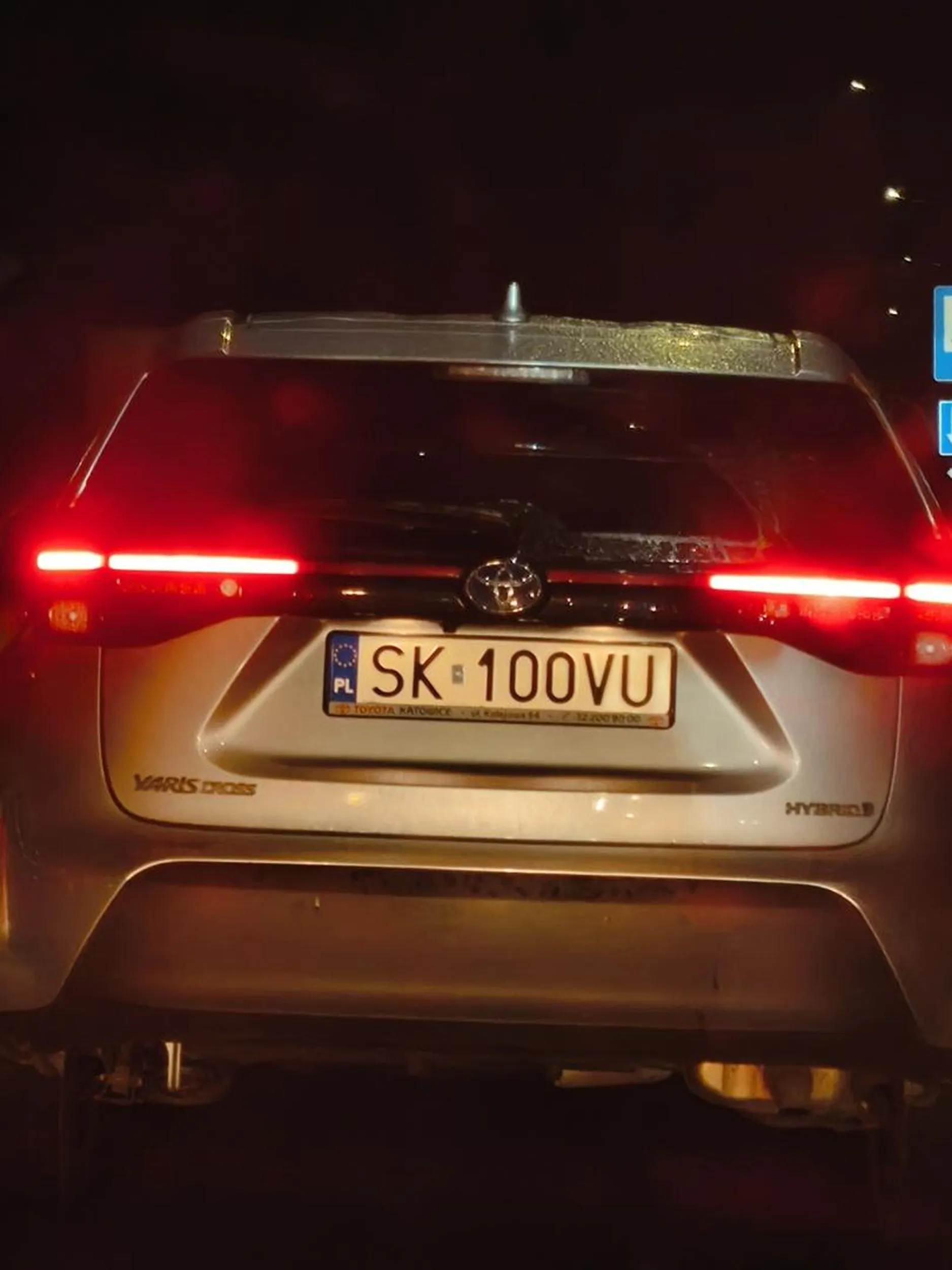 Kierowca jedzenie po dwóch pasach, zatrzymuję się bez powodu na rondzie, stwarza zagrożenie na drodze. Hamuje bez powodu.