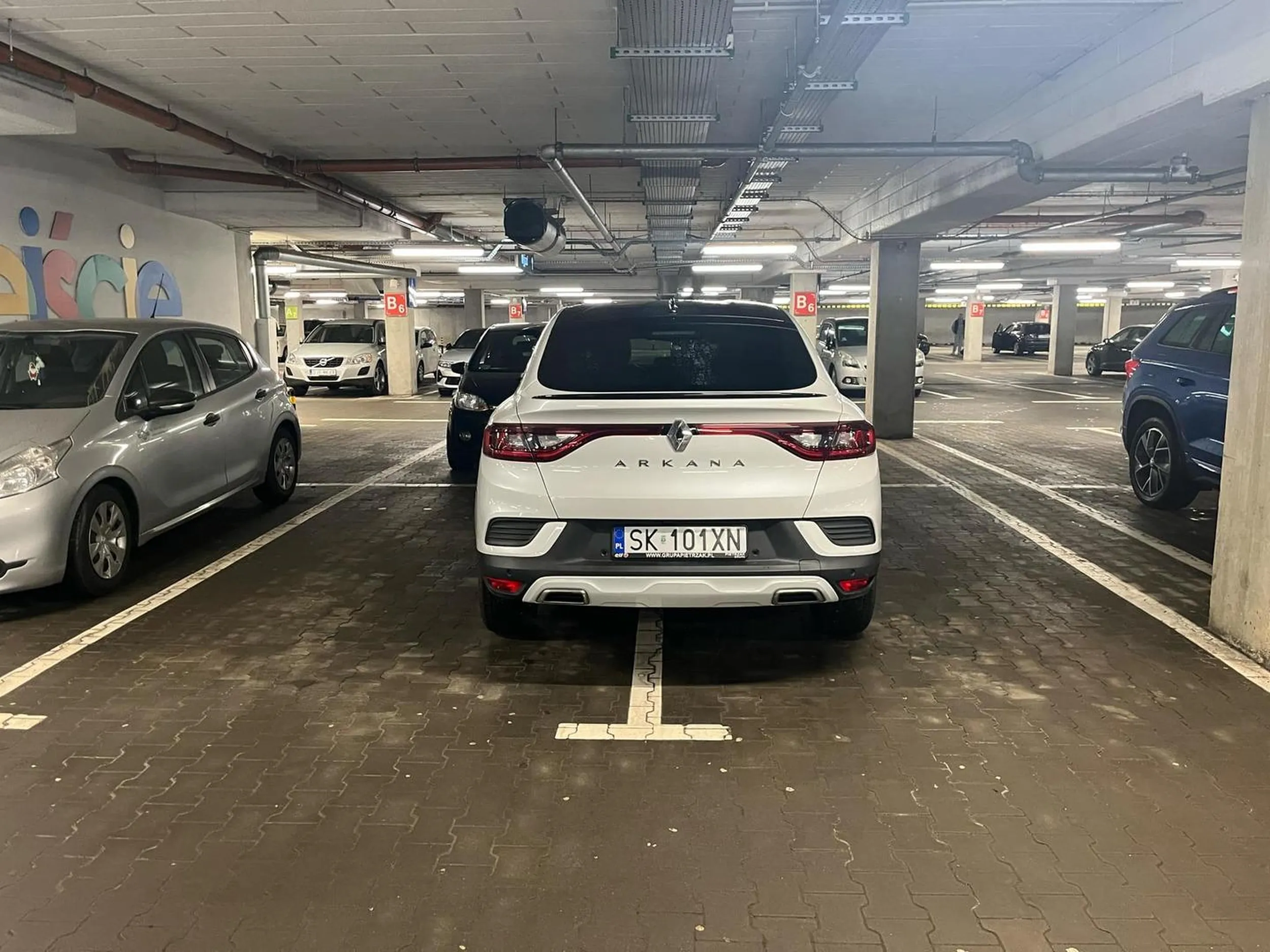 Pani z Katowic postanowiła stanąć na dwóch miejscach na raz, nie zważając na kierowców chcących zaparkować tuż obok, na pytanie zadane przez jednego z kierowców do rozmówcy na temat prawidłowego parkowania obejrzała się za siebie i popatrzyła spod byka i poszła w swoim kierunku... Po dwóch godzinach samochód stał dalej na tych samych miejscach... brak poszanowania dla innych użytkowników parkingu... Ponowny kurs prawa jazdy na nic by się nie zdał, bo pani znalazła prawo jazdy w chipsach...