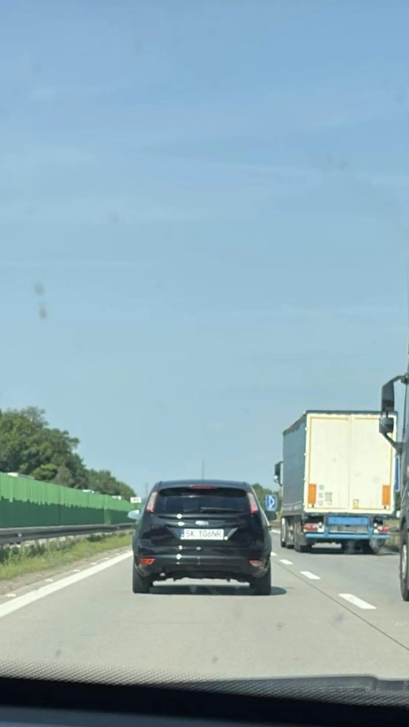 Kierująca pojazdem wyprzedza, nagle gwałtownie hamuje mimo tego nie ma takiej potrzeby. Jedzie lewym pasem , zwalnia prawie do minimum i zjeżdża na pas prawy bez kierunku.