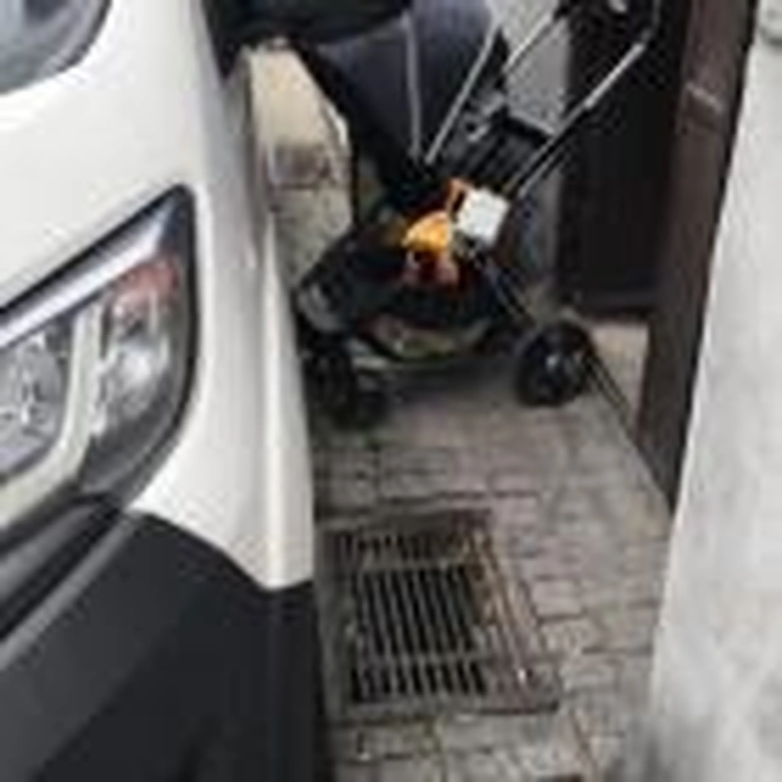 Blokuje wyjście z domu