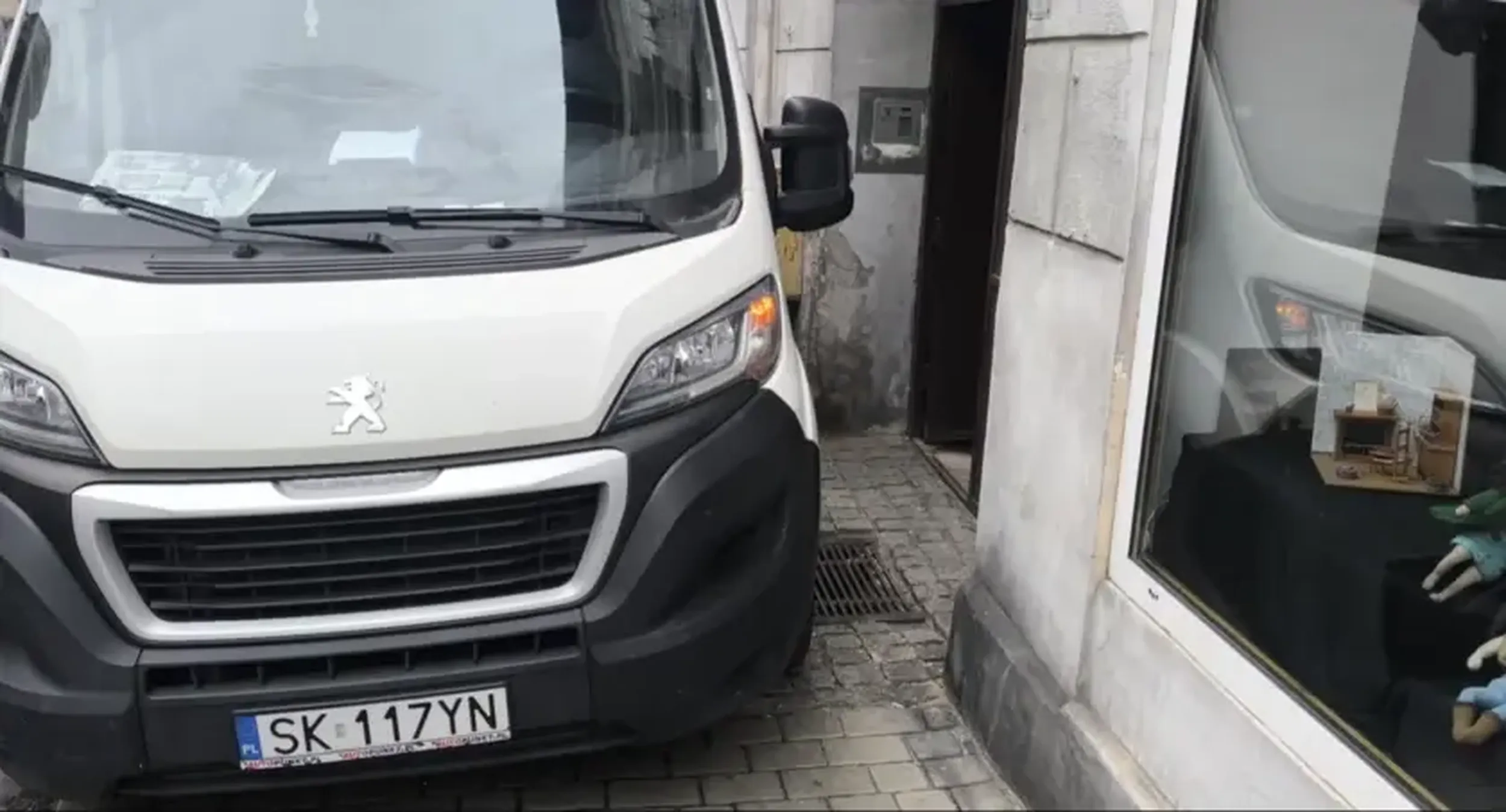 Blokuje wyjście z domu