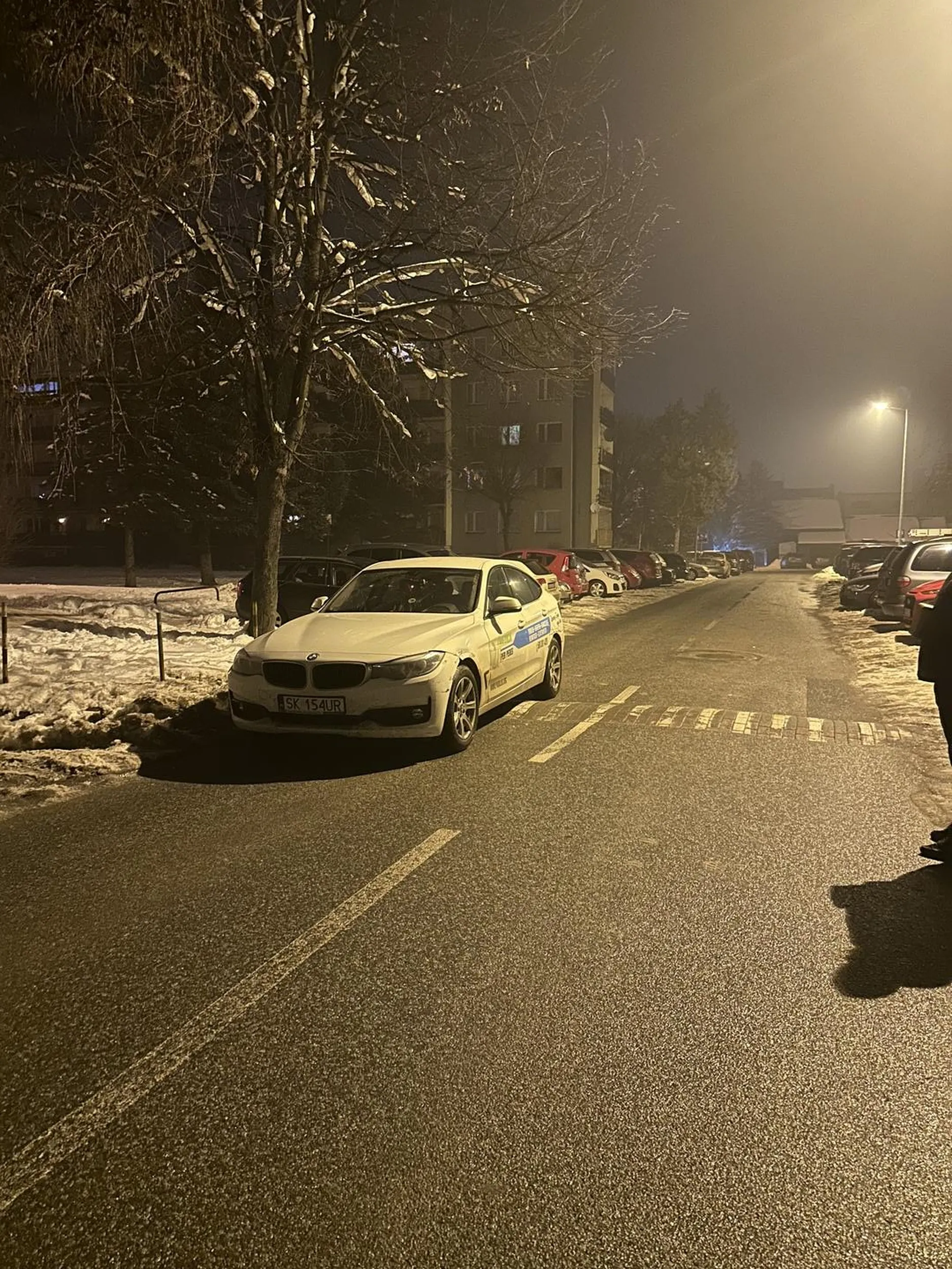 Zostawia zaparkowany samochód na środku drogi