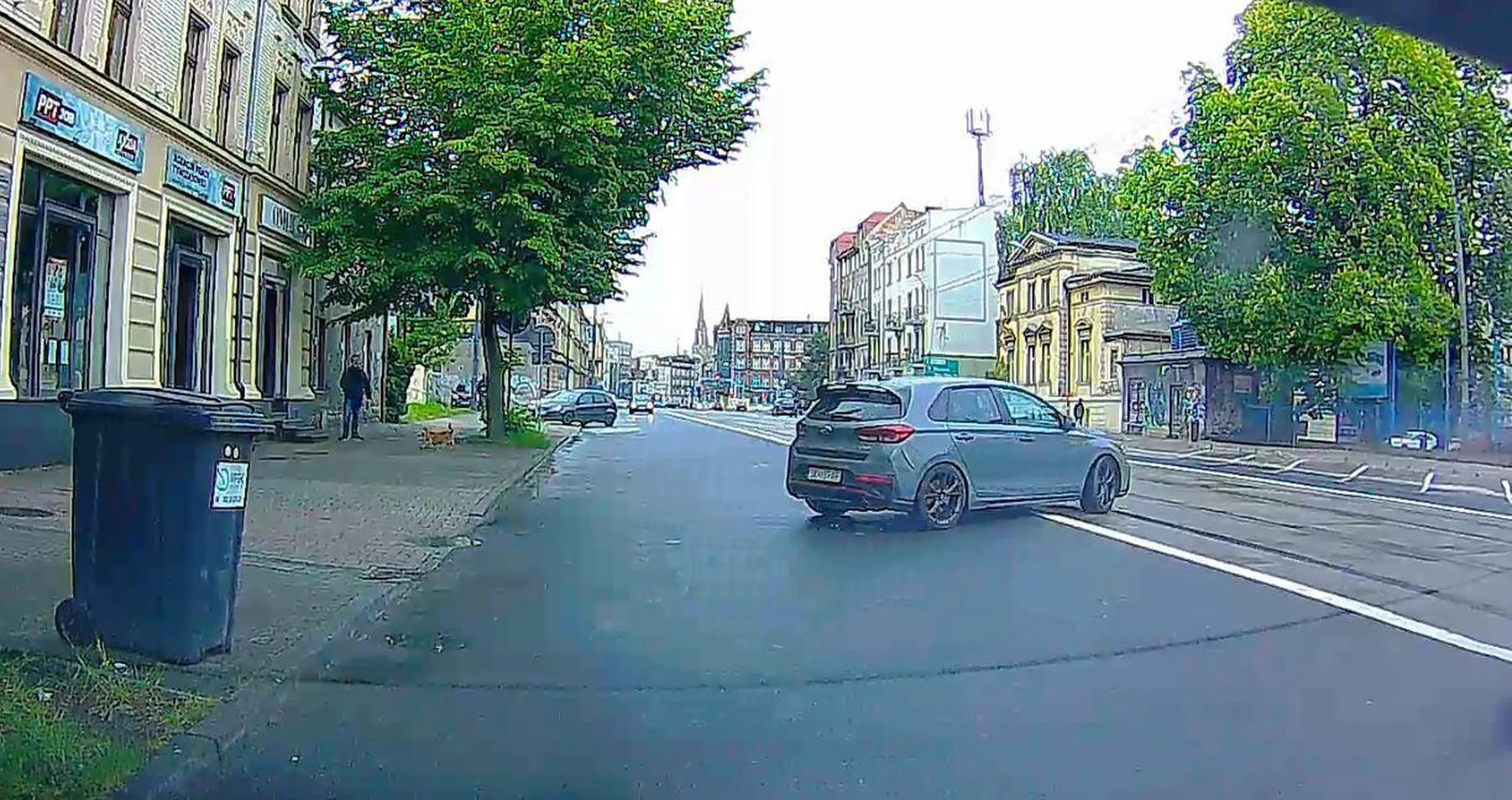 Linie ciągłe? Torowisko? A kto by się przejmował. xD