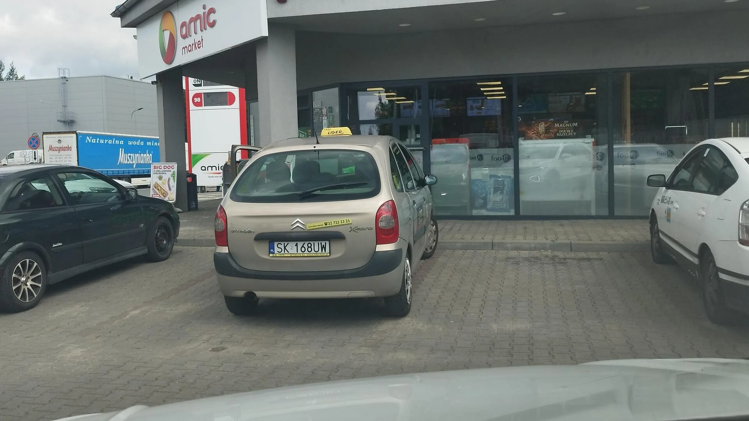 W przedszkolu uczą nie wyjeżdżać za linię... Złotówa tak parkuje i uniemożliwia zaparkowanie obok.