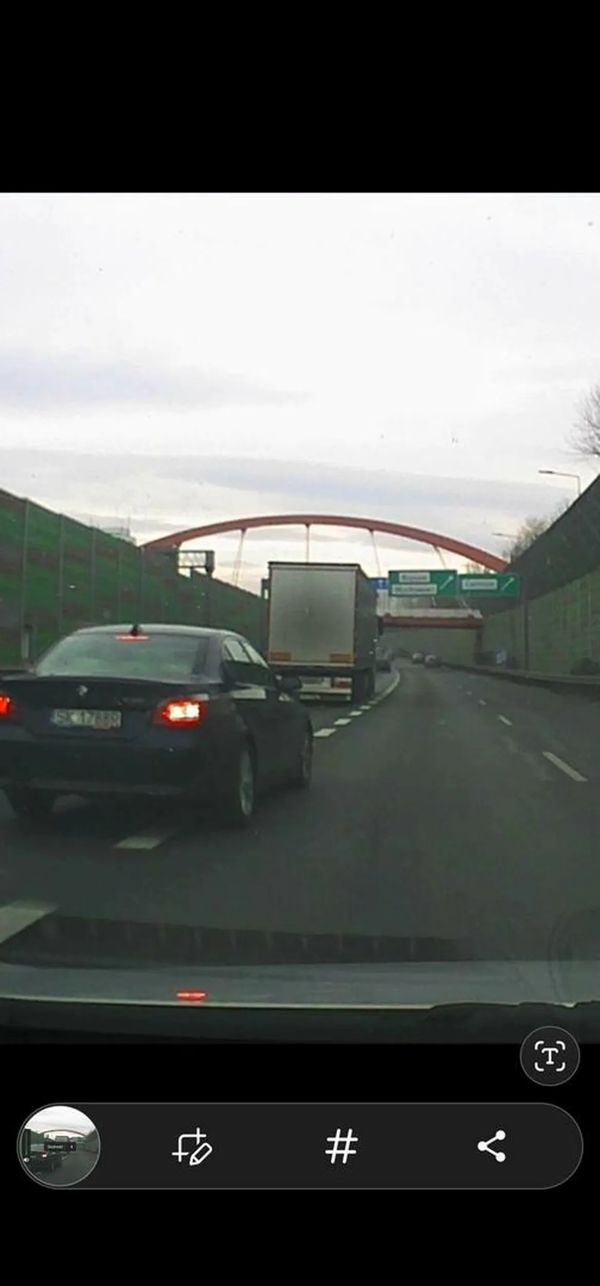 Szalony kierowca co jezdzi jak pirat, najpierw jedzie na zderzaku a następnie wyprzedza i hamuje gwałtownie.