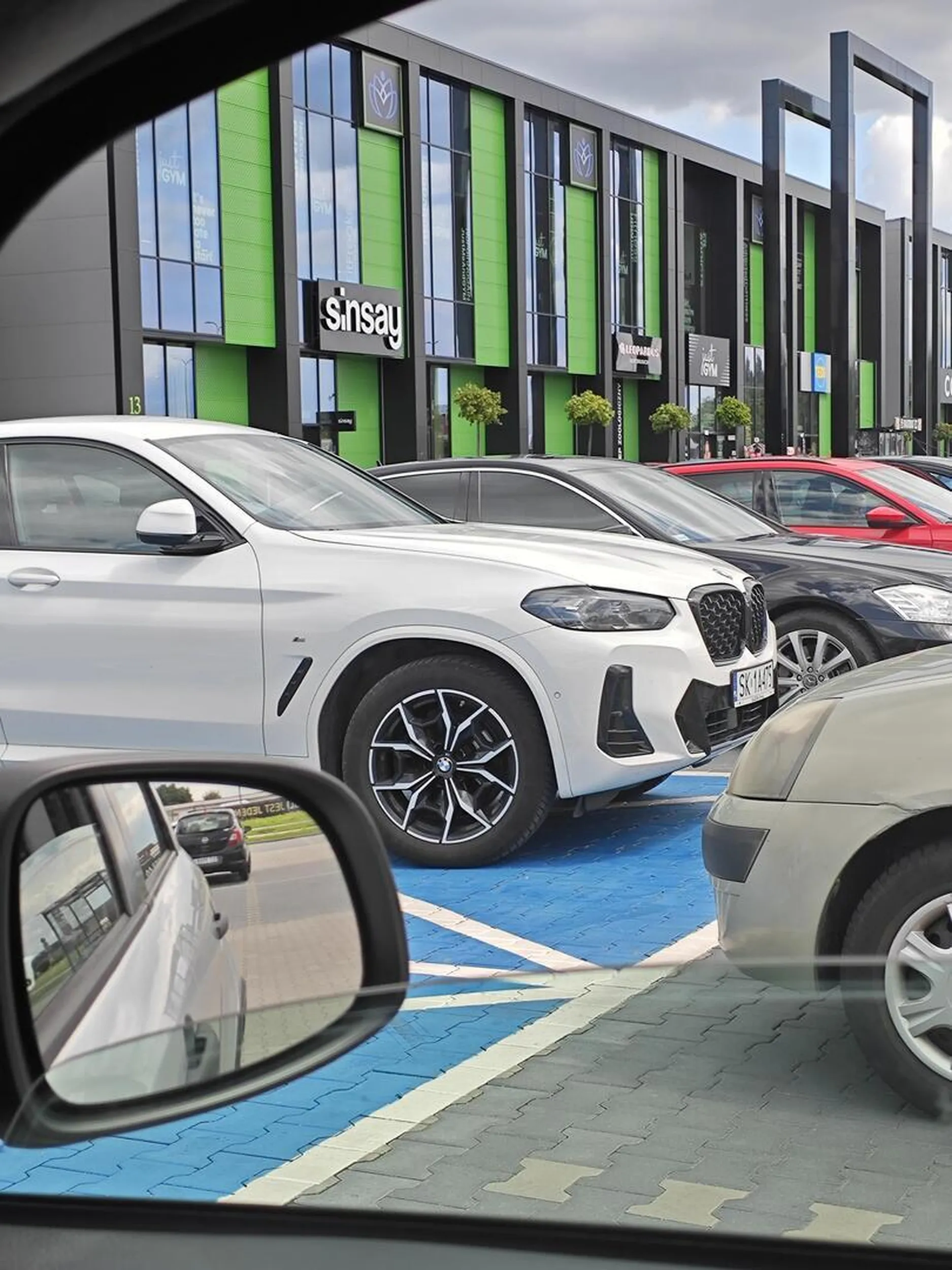 Tą Panią nie interesuje parkowanie na miejscach do tego wyznaczonych. Ona i jej dupne beemwu muszą parkować na miejscu dla niepełnosprawnych pomimo braku widocznego znaku do tego uprawniającego. Pani spieszyła się do Rossmanna...