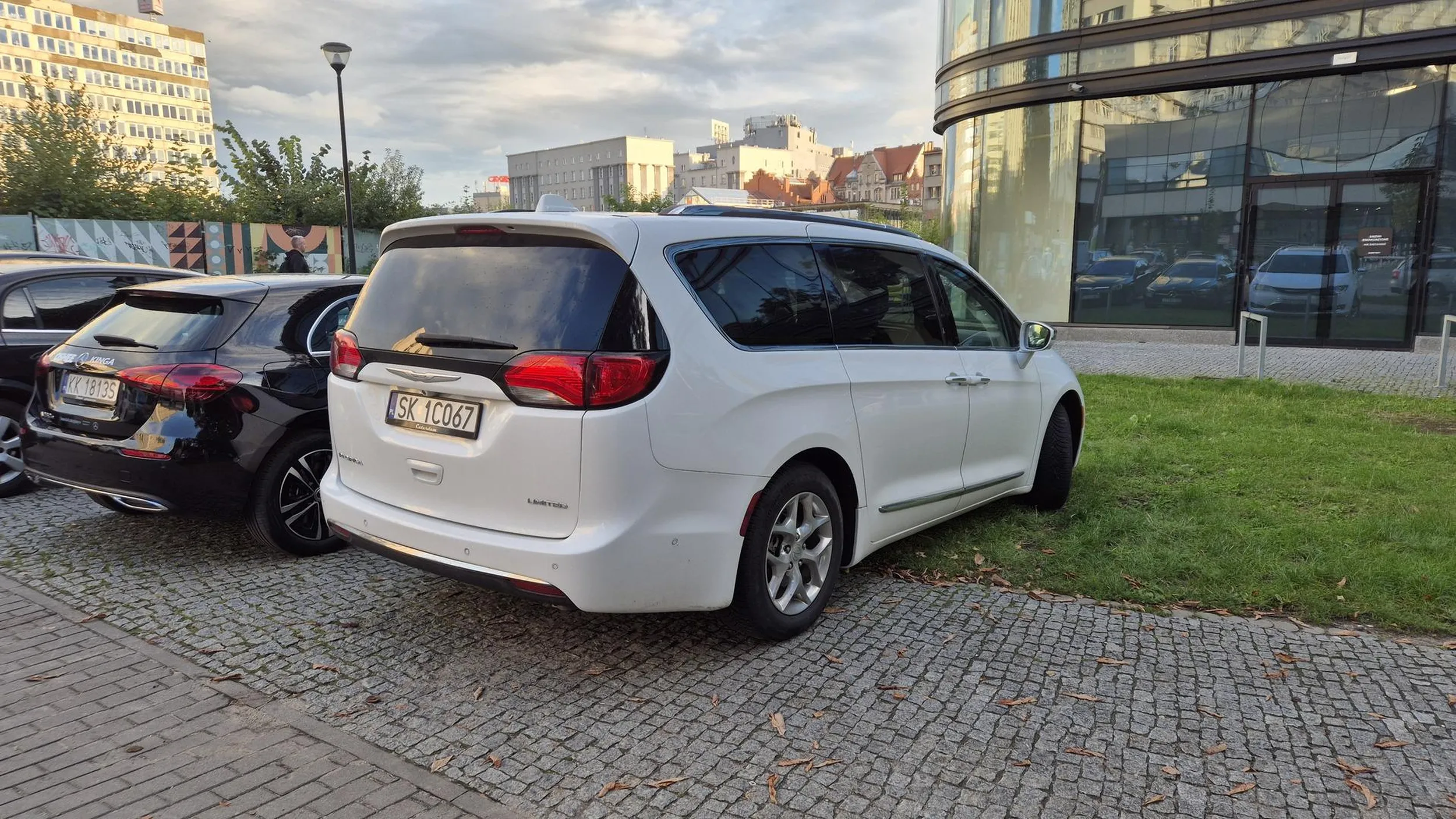 Cham staje na trawniku, bo przecież szlachta nie może podejść dwa kroki.