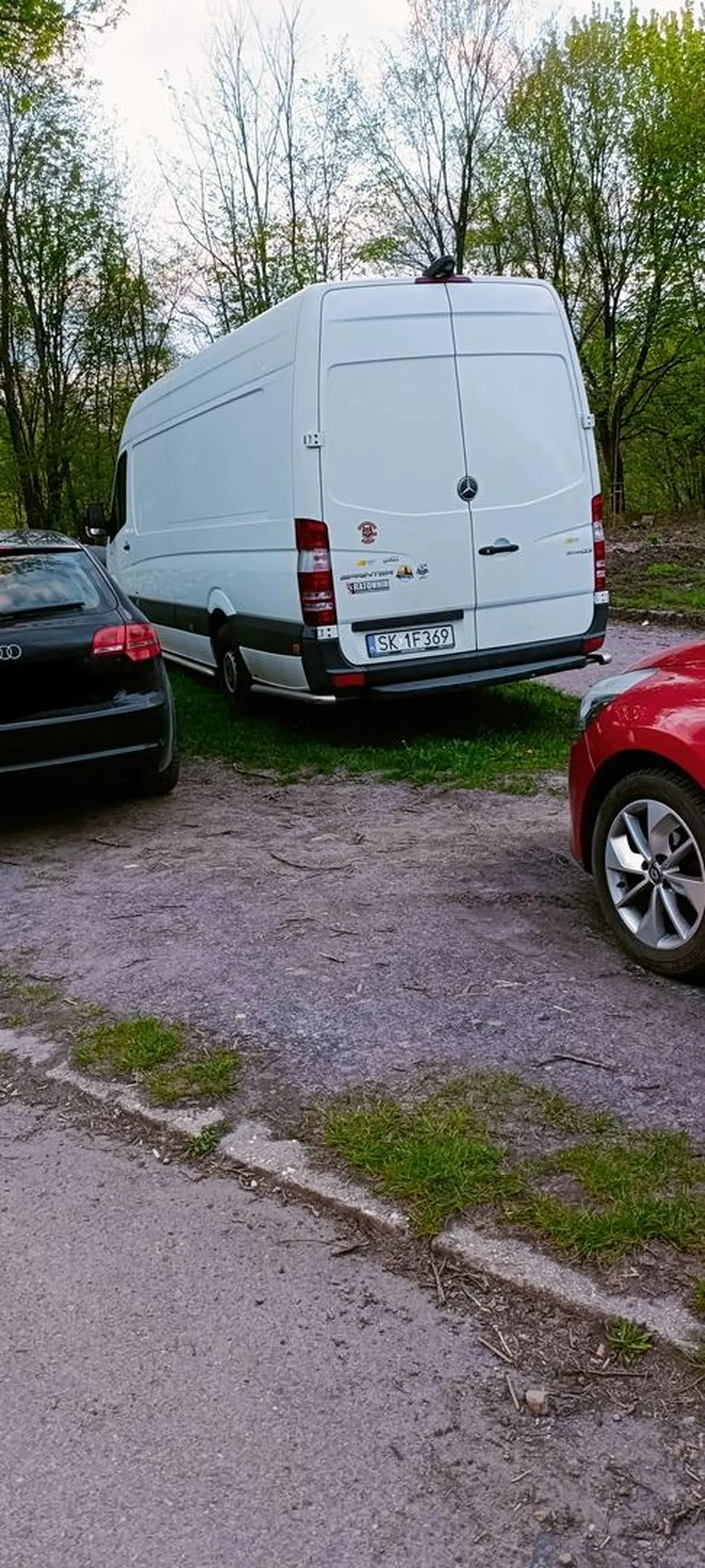 Mistrzostwo parkowania gdzie popadnie, bo przyjechał do "rodziny" święty baran bez jajec wielkanocnych. Wysoka kultura zachowania (wypychanie lusterek i plucie na samochody), które go rzekomo zablokowały. Pana zapraszam, jeśli to czyta, na miłe spotkanie następnym razem, bo jest kilka rzeczy do przestawienia — i nie mówimy tu o lusterkach. Pozdrawiam nieserdecznie :D