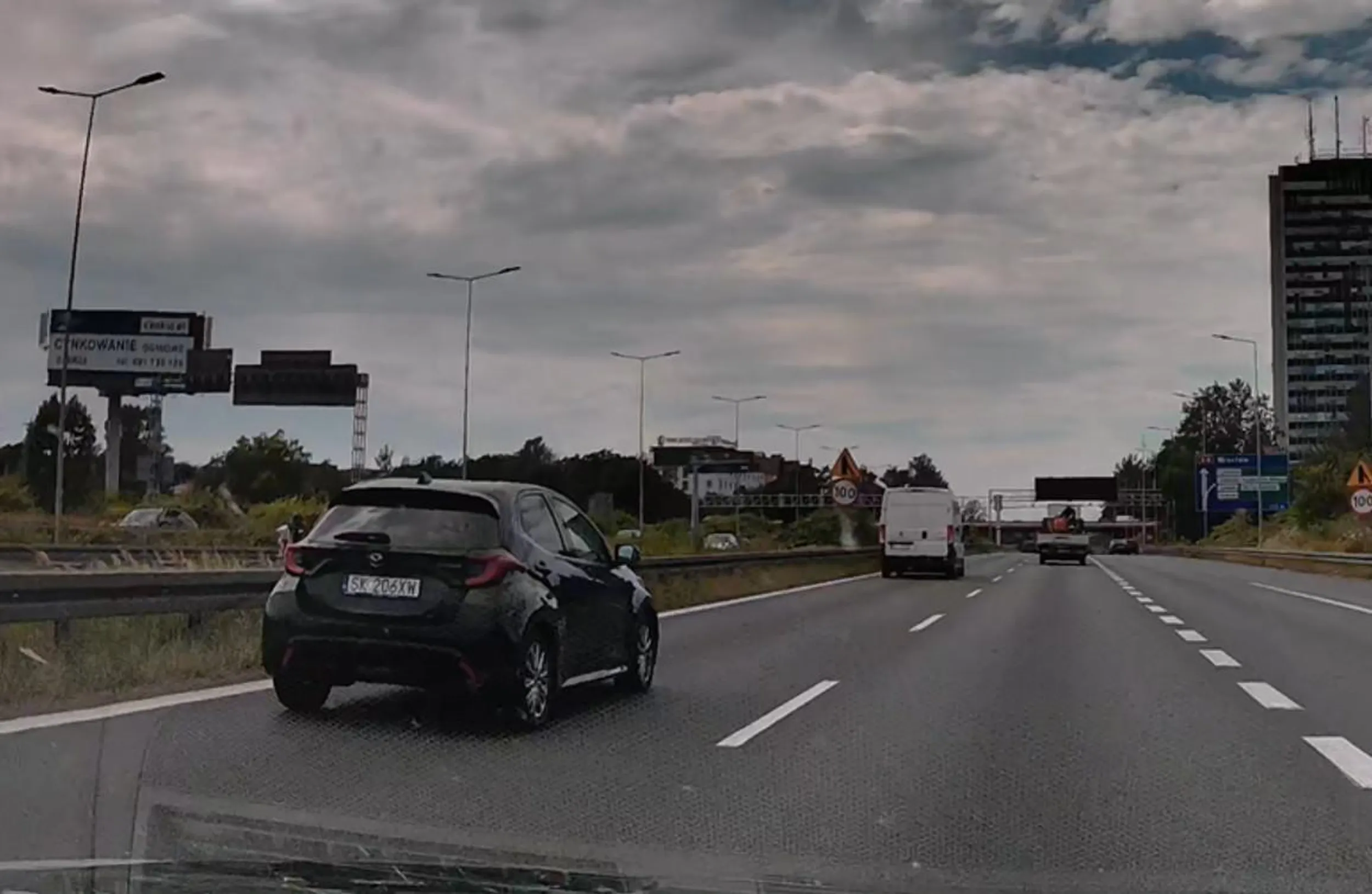 typ złapał ból dupy, bo wlecze się lewym pasem i wyprzedziłem go prawym