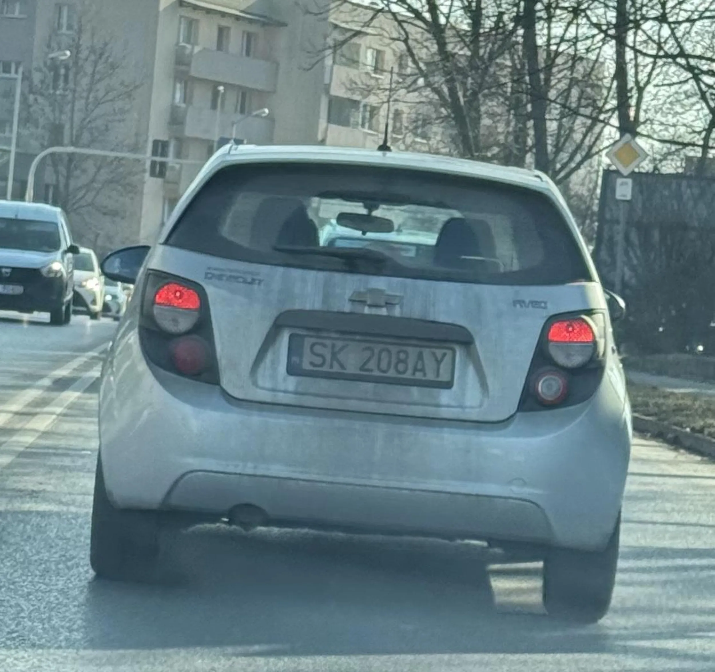 Wredne stare babsko z napompowanymi warami, które ma problem wpuścić w miejscu gdzie odbywa się ruch na suwak. Specjalnie trzymała się zderzaka, zesrałaby się gdyby na chwilę zdjęła nogę z gazu.