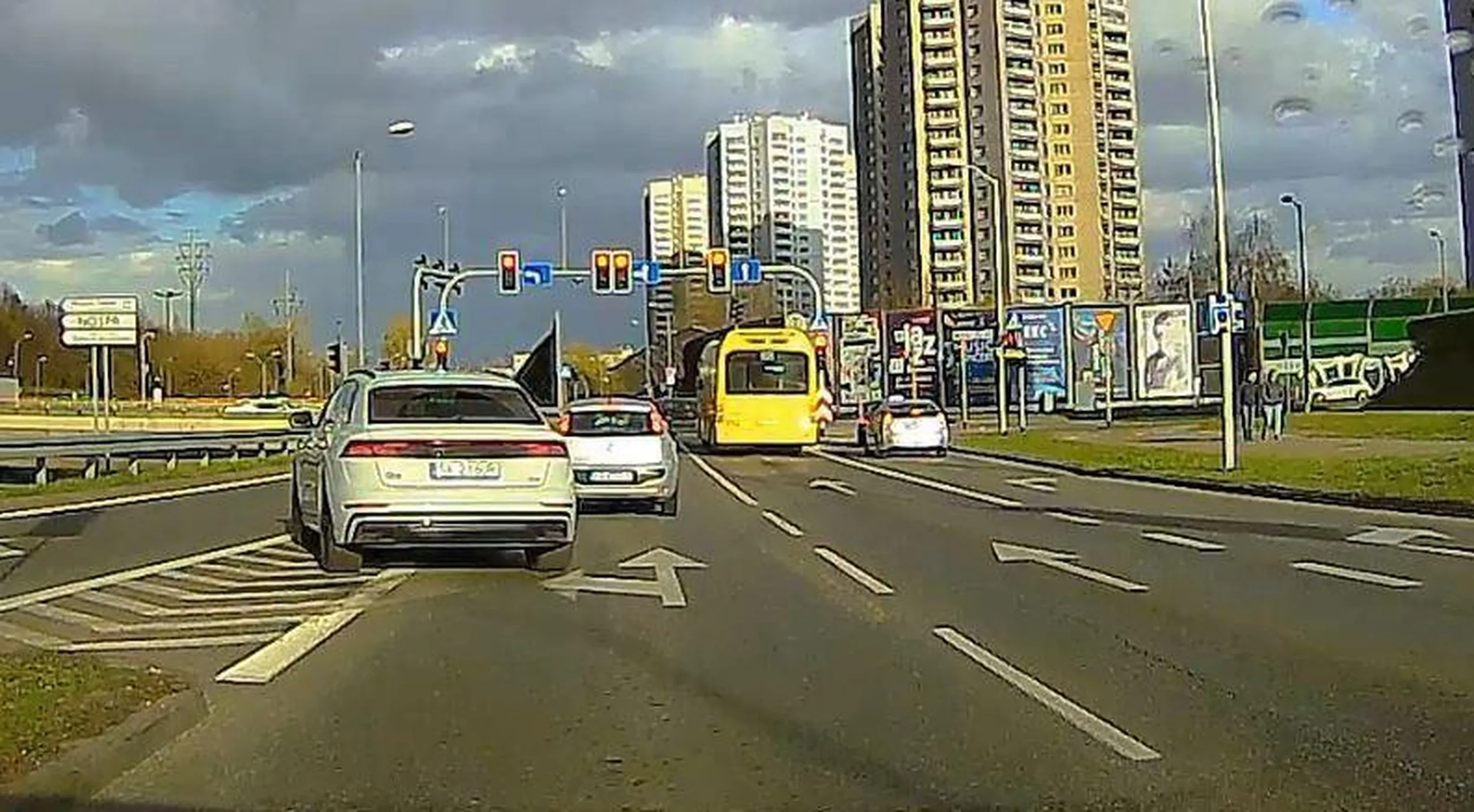 Przecież linia ciągła i powierzchnia wyłączona z ruchu to jedynie ozdoby, co nie?