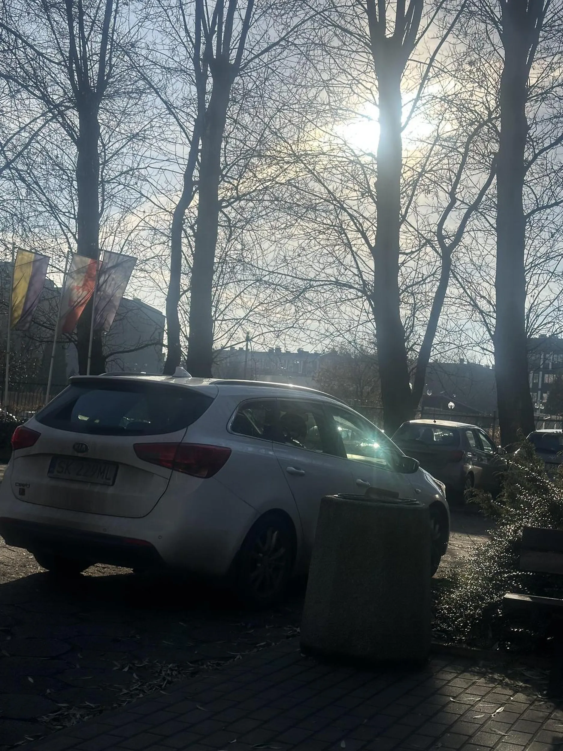 Prawo jazdy w chipsach wygrałeś ??????? pełno wolnych miejsc a ty przy wyjeździe parkujesz żeby ktoś miał stłuczkę pozdrawiam serdecznie