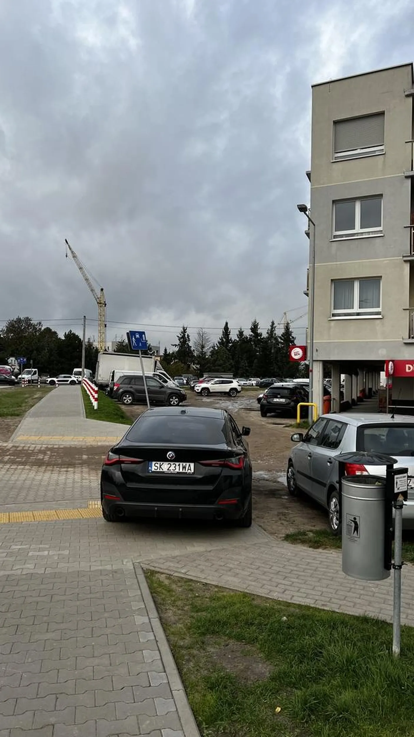 ktoś tu chyba zapomniał o zasadach parkowania w strefie zamieszkania