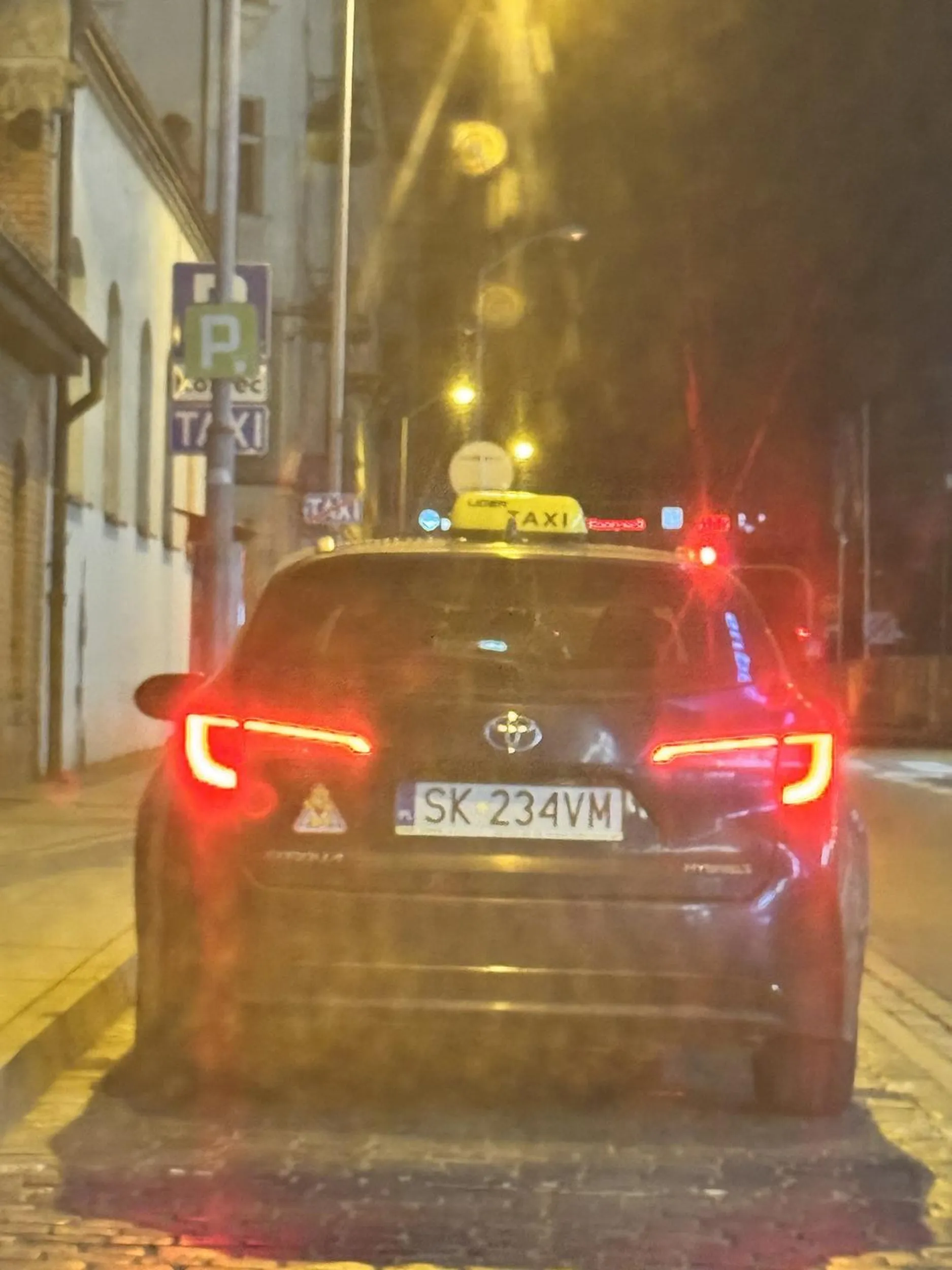 No panie żeś przytarł ten krawężnik kołem. Współczuje. Zmęczonym się nie jeździ, po środkach też nie. Nie wiem w jakim byłeś stanie ale na pewno nie powinieneś znaleźć się za kółkiem tej nocy