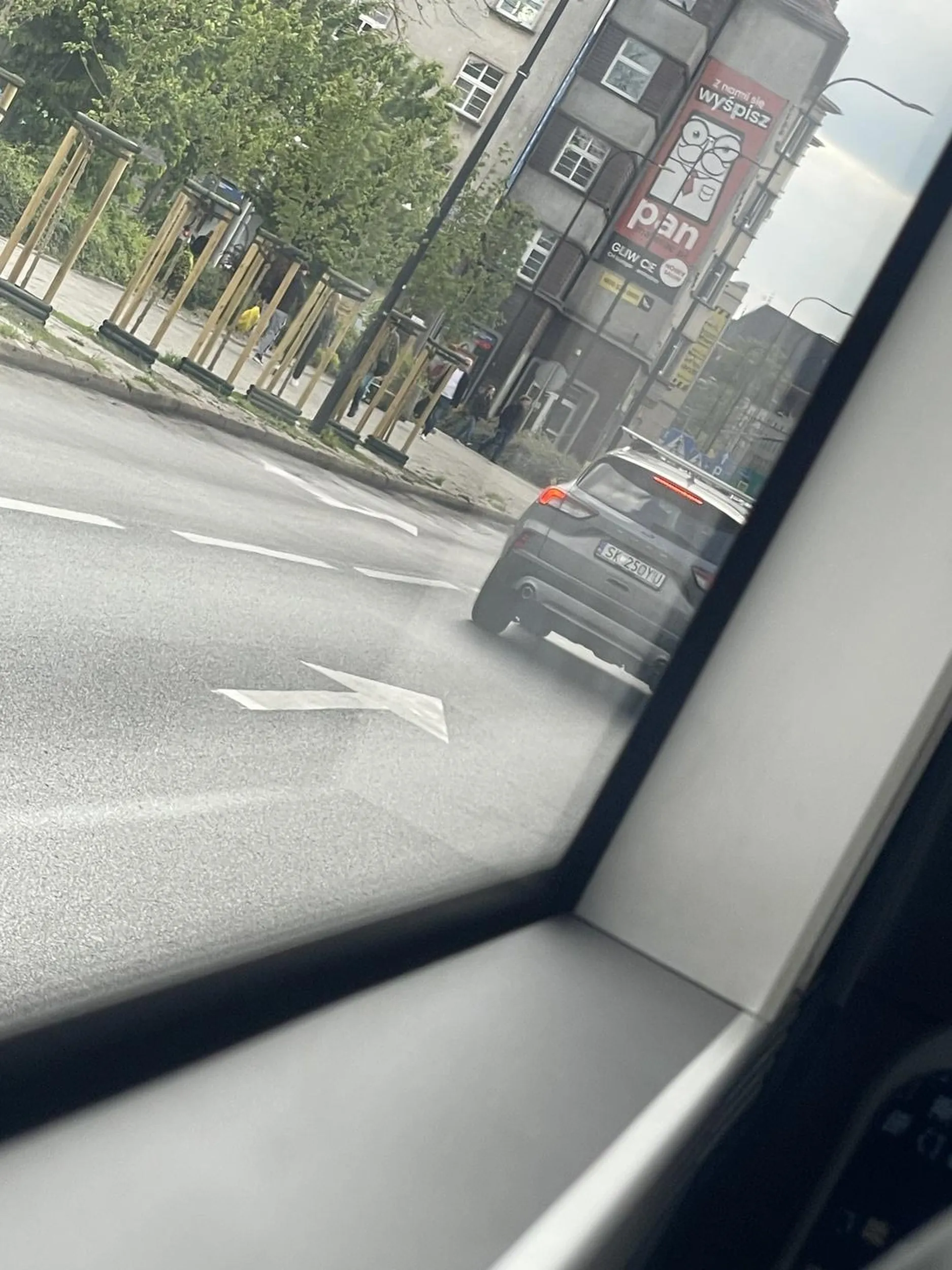 Głupie pizdzisko nie umie prowadzić oraz używa telefonu podczas jazdy