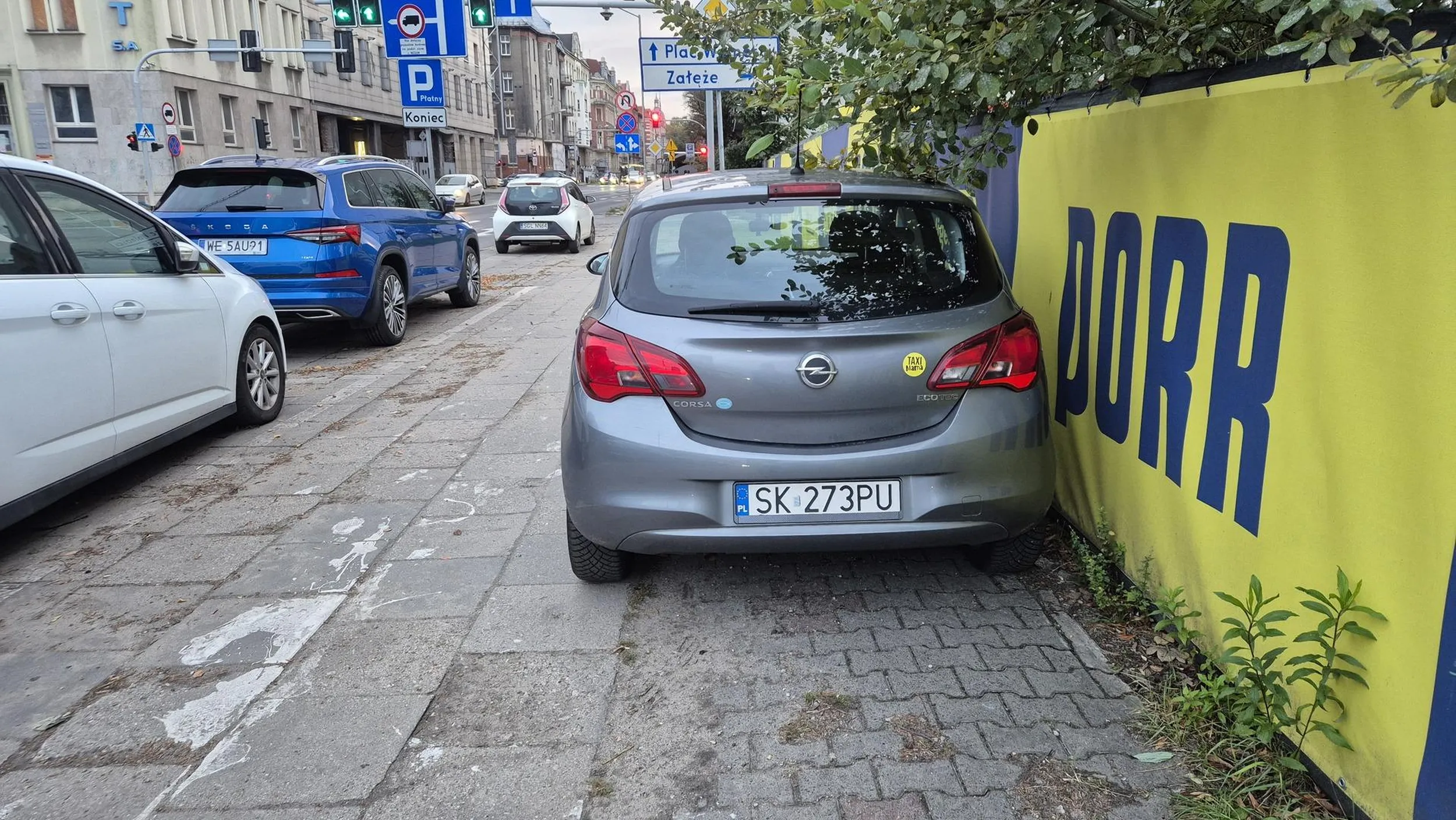 Staje na chodniku, bo niestety nie stać na parking w centrum Katowic.