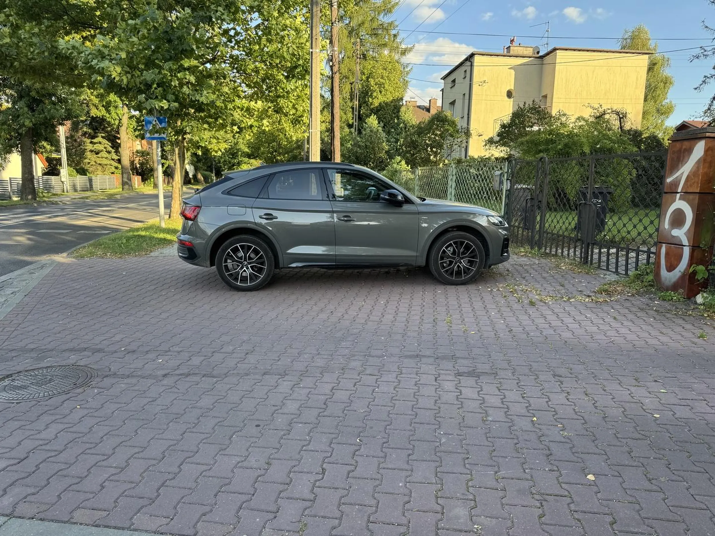 Lepiej zostawiać samochód bliżej ogrodzenia, a najlepiej na własnym prywatnym terenie i nie utrudniać życia pieszym na chodniku.