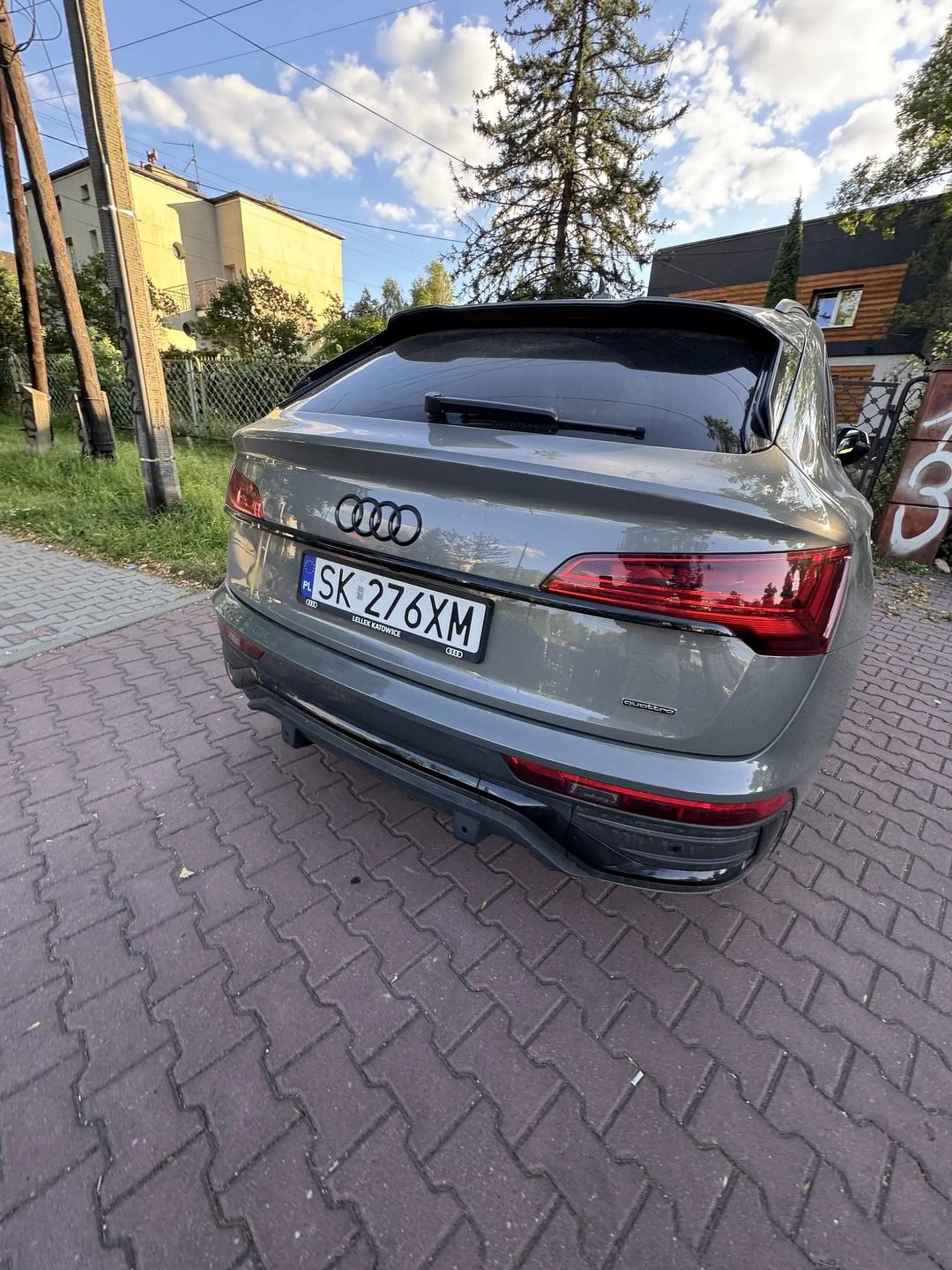 Lepiej zostawiać samochód bliżej ogrodzenia, a najlepiej na własnym prywatnym terenie i nie utrudniać życia pieszym na chodniku.