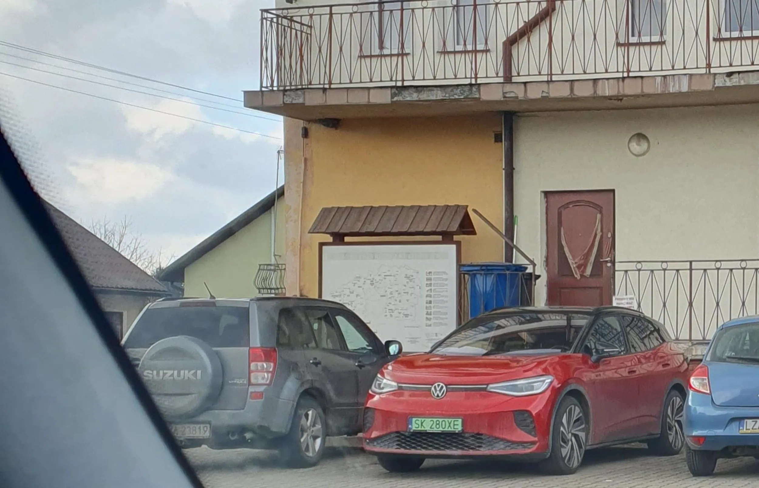 Pajac parkuje na zakazie. Tego elektryka na złom a ciebie zapraszam na naukę jazdy.