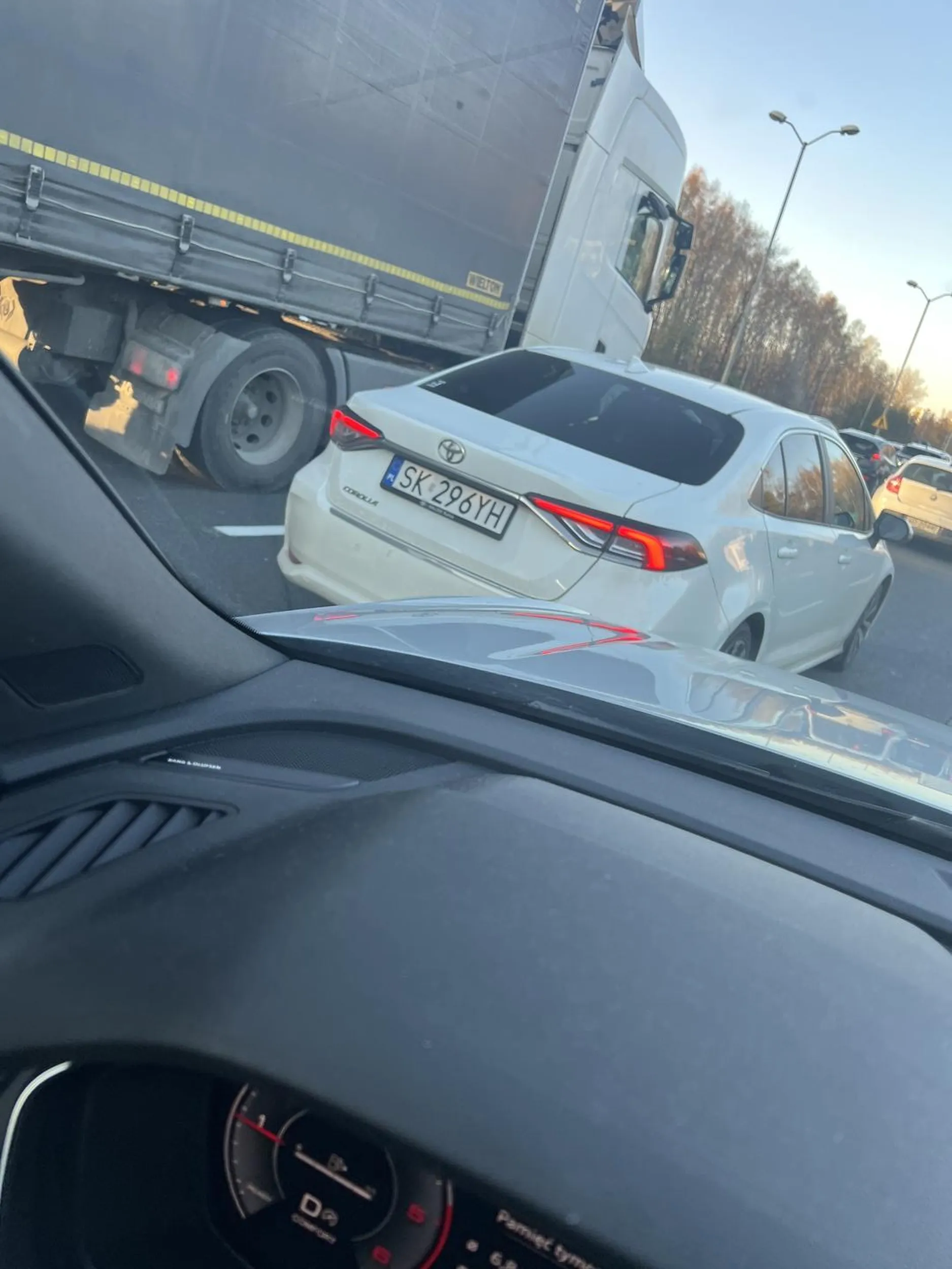 Jezdzi sie na suwak, a co do tego fakersa który pokazałaś gruba babo, tyle to ci wchodzi