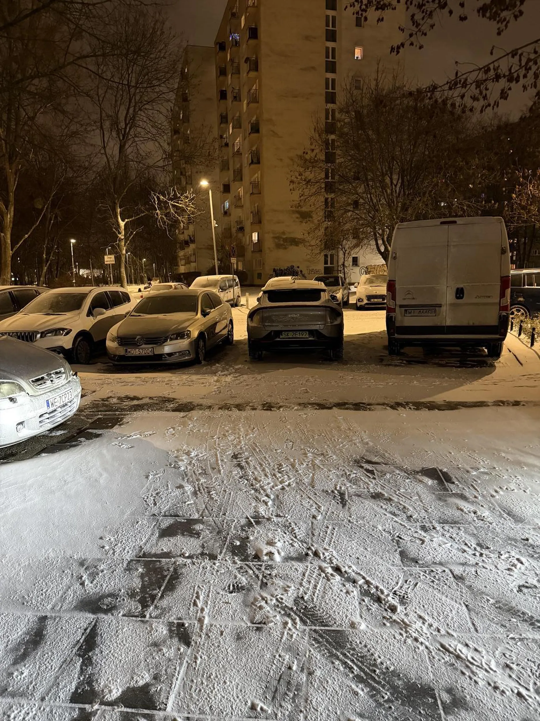 Zastawił wyjazd, bo napadał śnieg i nie zauważył. 6 samochodów, które nie mają jak wyjechać też nie zauważył.