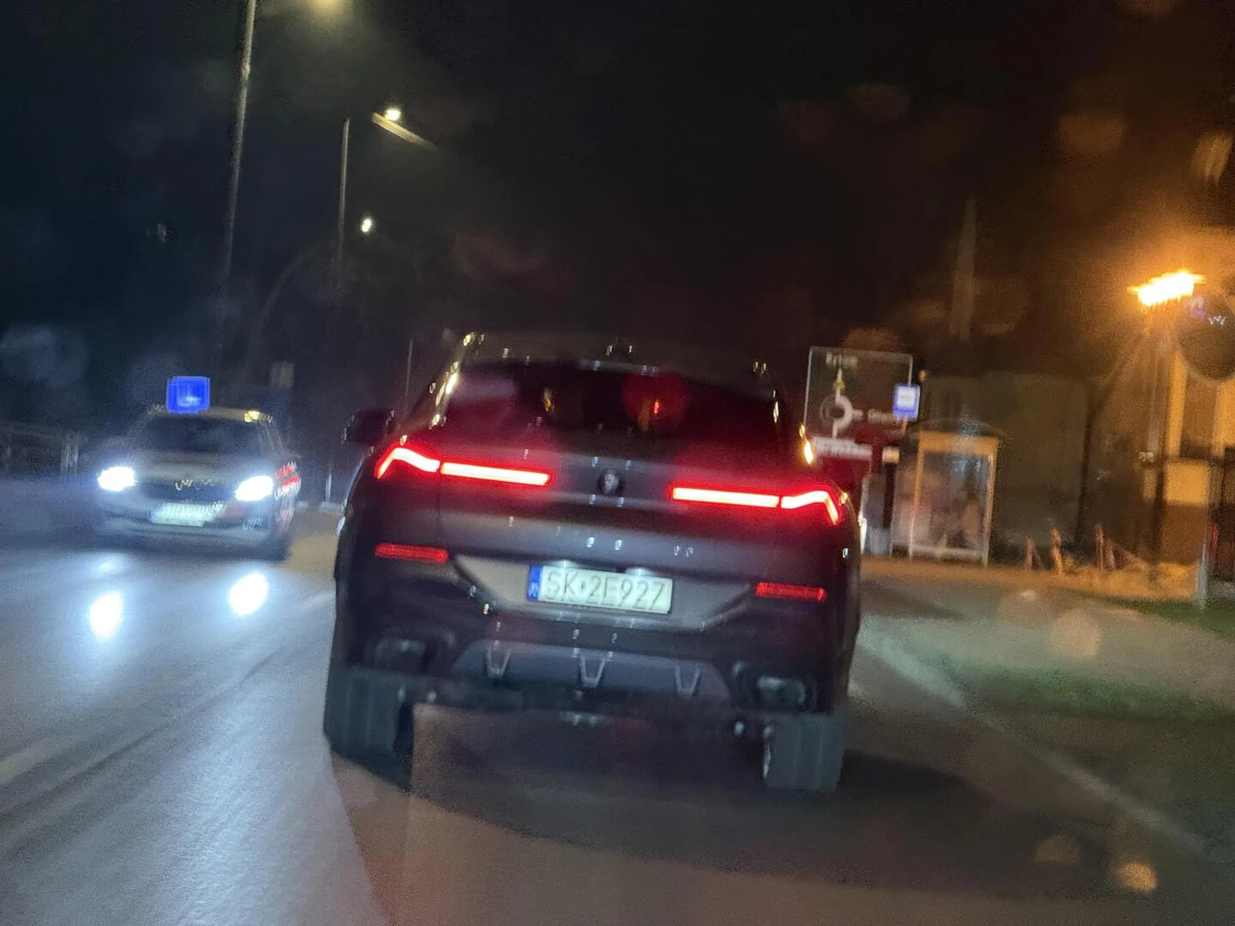 Ameba która na światłach jedzie na prawy pas który od razu po światłach skręca tylko w prawo, tylko po to żeby spowodować wypadek wpychając się na lewego. Gdybym nie omijał wjechajac częściowo pod prąd to byś autem leżała na boku i do tego koszty poniosła. Jak już takie manewry robisz to miej mózg i oczy.