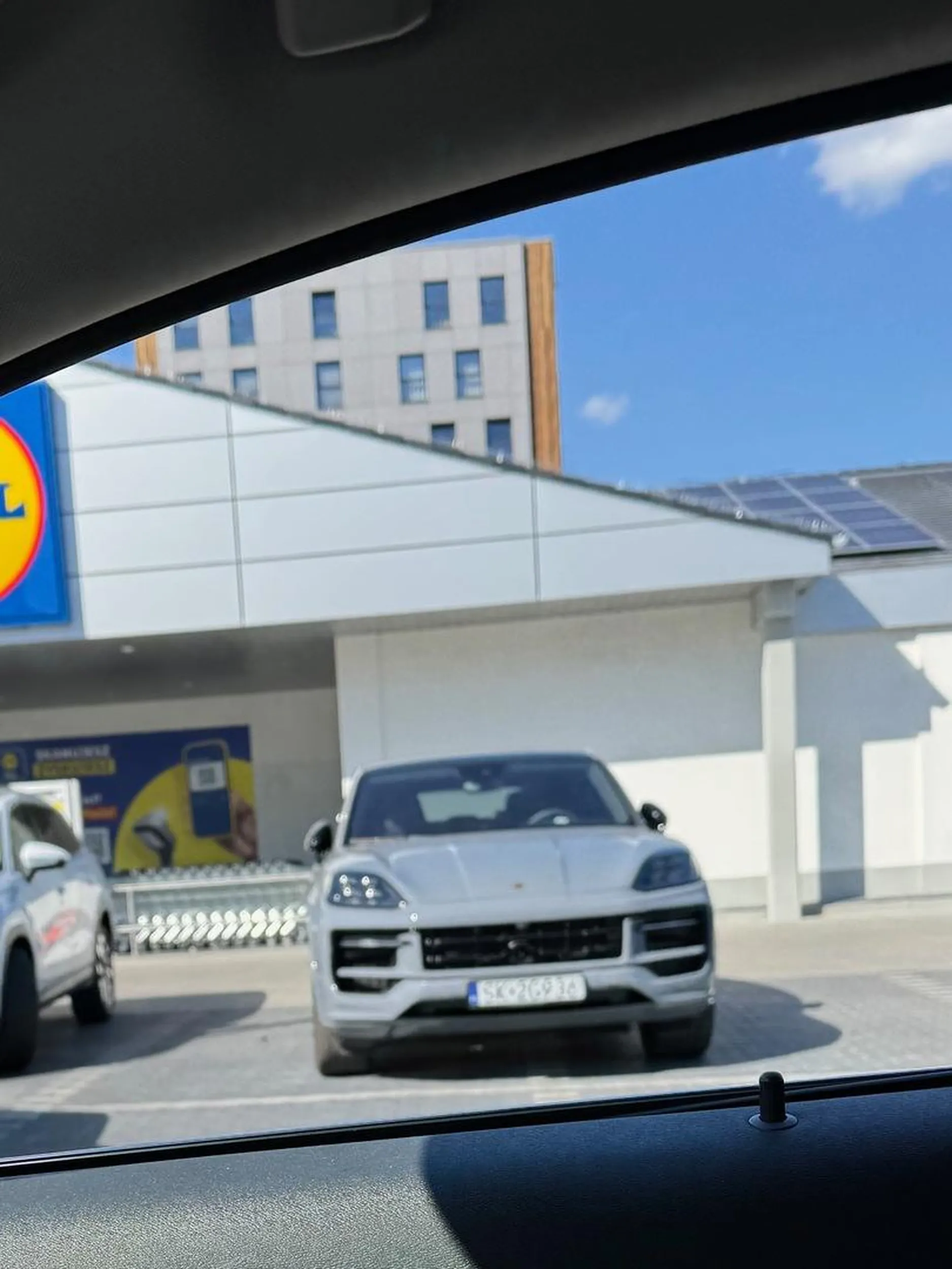 Tępa dzido naucz się parkować. Lachociąg zajęła 2 miejsca praktyczne pod samym wejściem do sklepu.