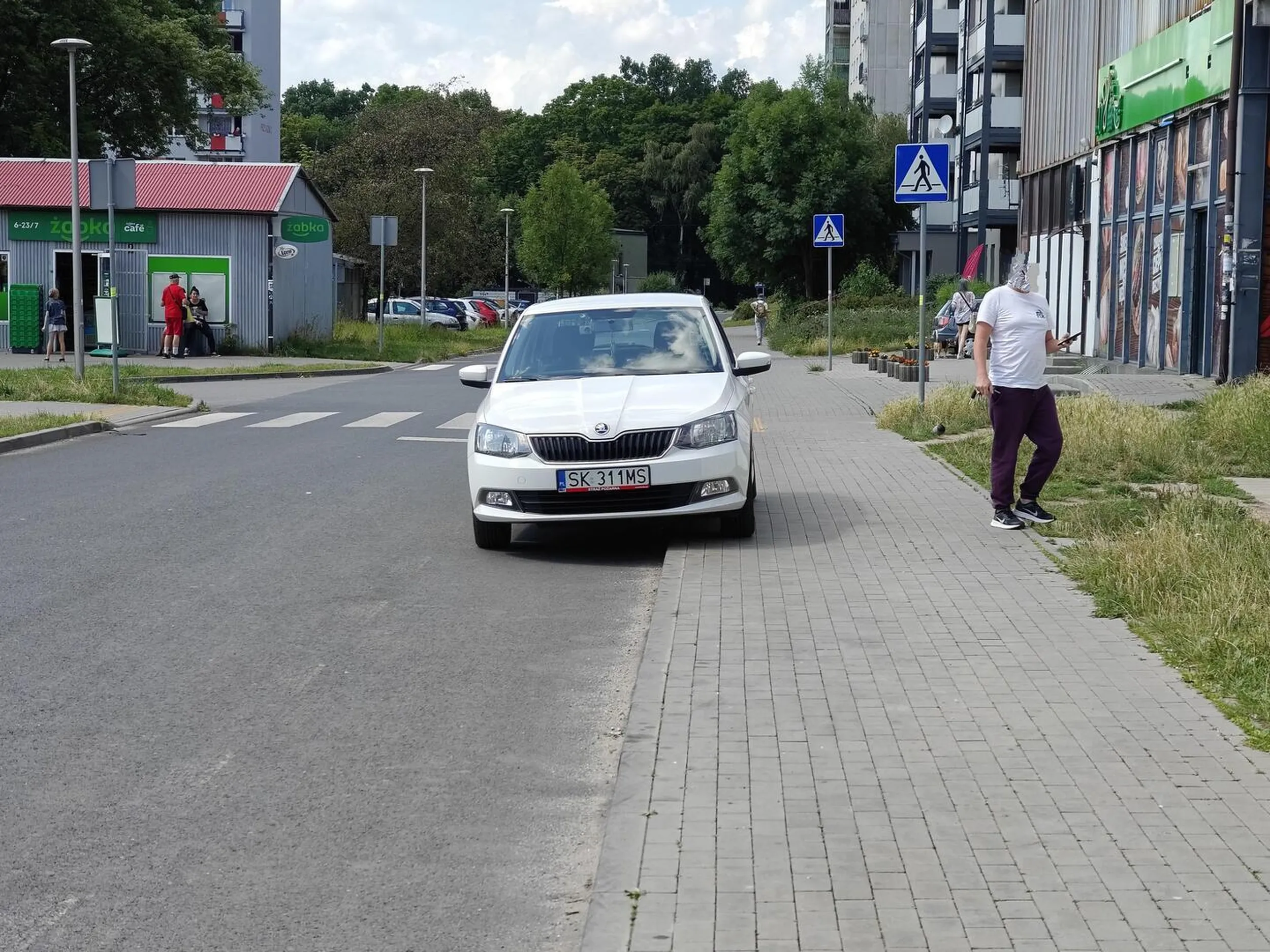 Strefa zamieszkania. Kierowca burzy się na zwrócenie uwagi, że "chodnik nie służy do jazdy lub parkowania", po drugiej stronie ulicy jest pełnoprawny parking. Odkrzykuje z daleka, że po ulicy się nie chodzi. Zapomina co to strefa zamieszkania, i że w strefie pieszy może się poruszać środkiem drogi i ma pierwszeństwo przed pojazdami. Godna reprezentacja zawodu strażaka...