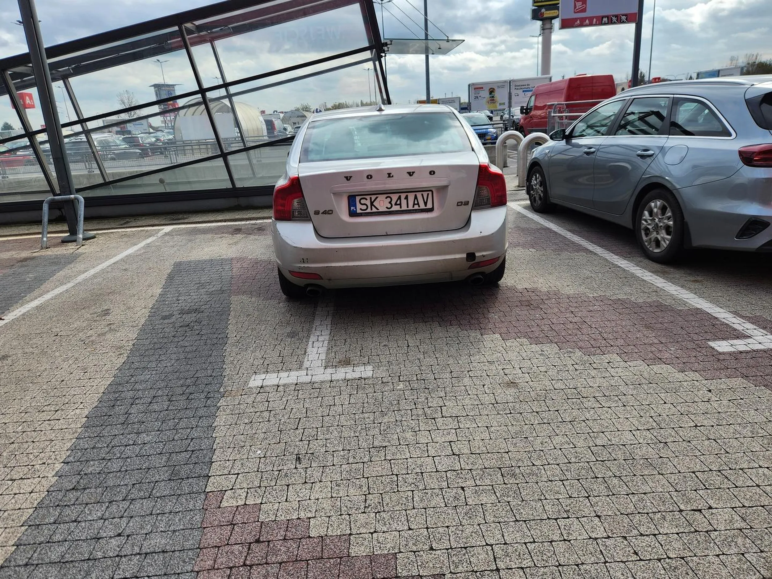 Kierowca parkuje po mistrzowsku... ważne ze on ma blisko do sklepu. Gratuluję wyobraźni oraz szacunku dla innych. Dealz katowice koło ikea