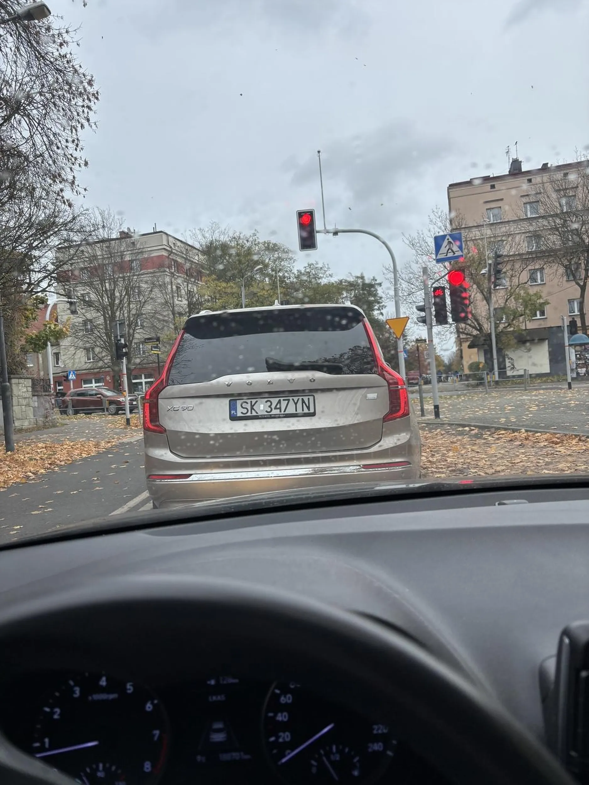 Uwaga na tego idiote. Wymusił dzisiaj pierwszeństwo na skrzyżowaniu Mazowieckiej i Poleskiej w Katowicach, przez co musiałam uciekać ze swojego pasa wjeżdżając na zatoczkę przystanku autobusowego. Mimo trąbienia nie zwolnił ani nie zmienił toru jazdy, żeby uniknąć kolizji. ZERO REFLEKSJI