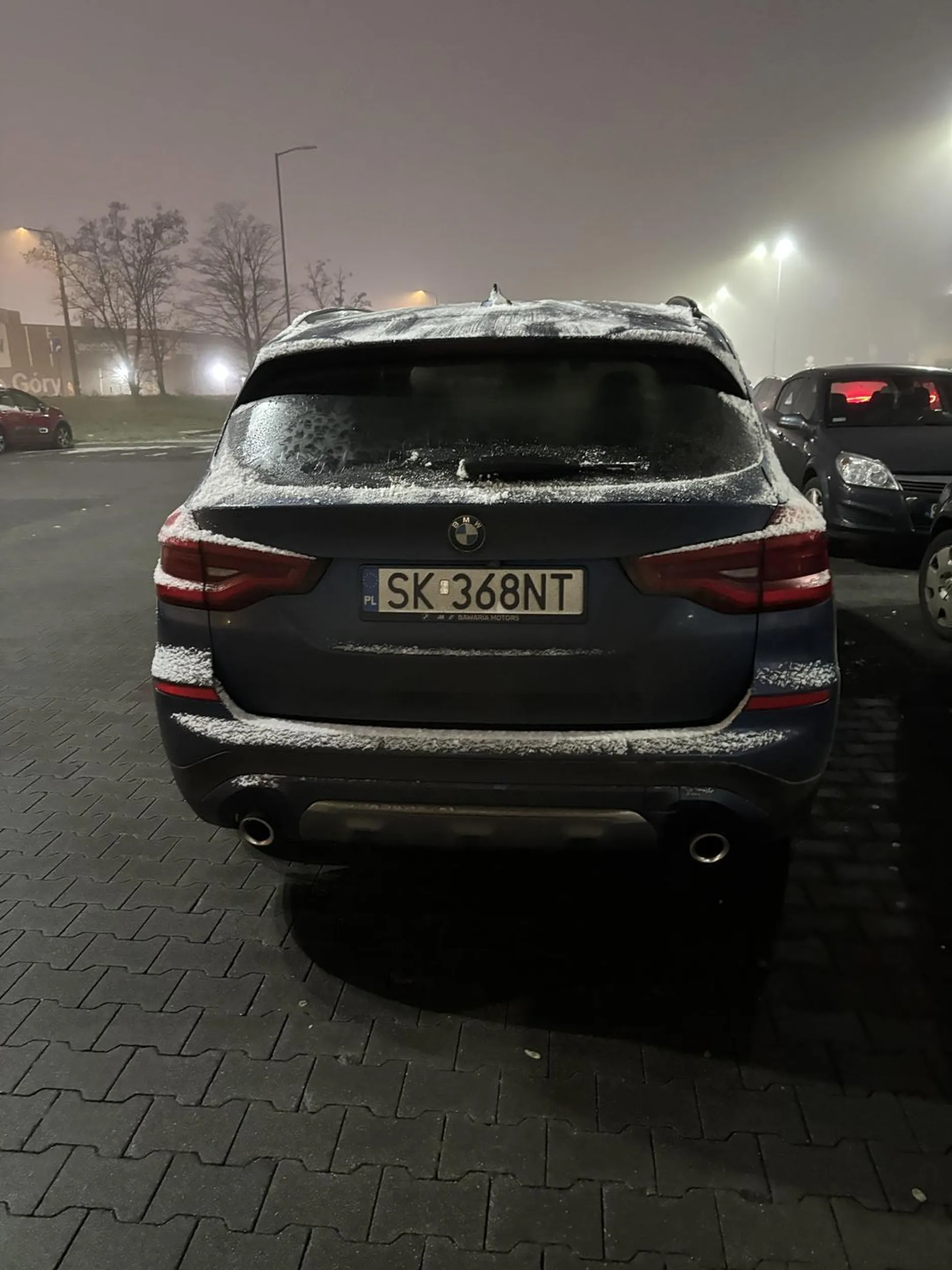 Parkuje w miejscu gdzie nie ma miejsc parkingowych utrudniając ruch