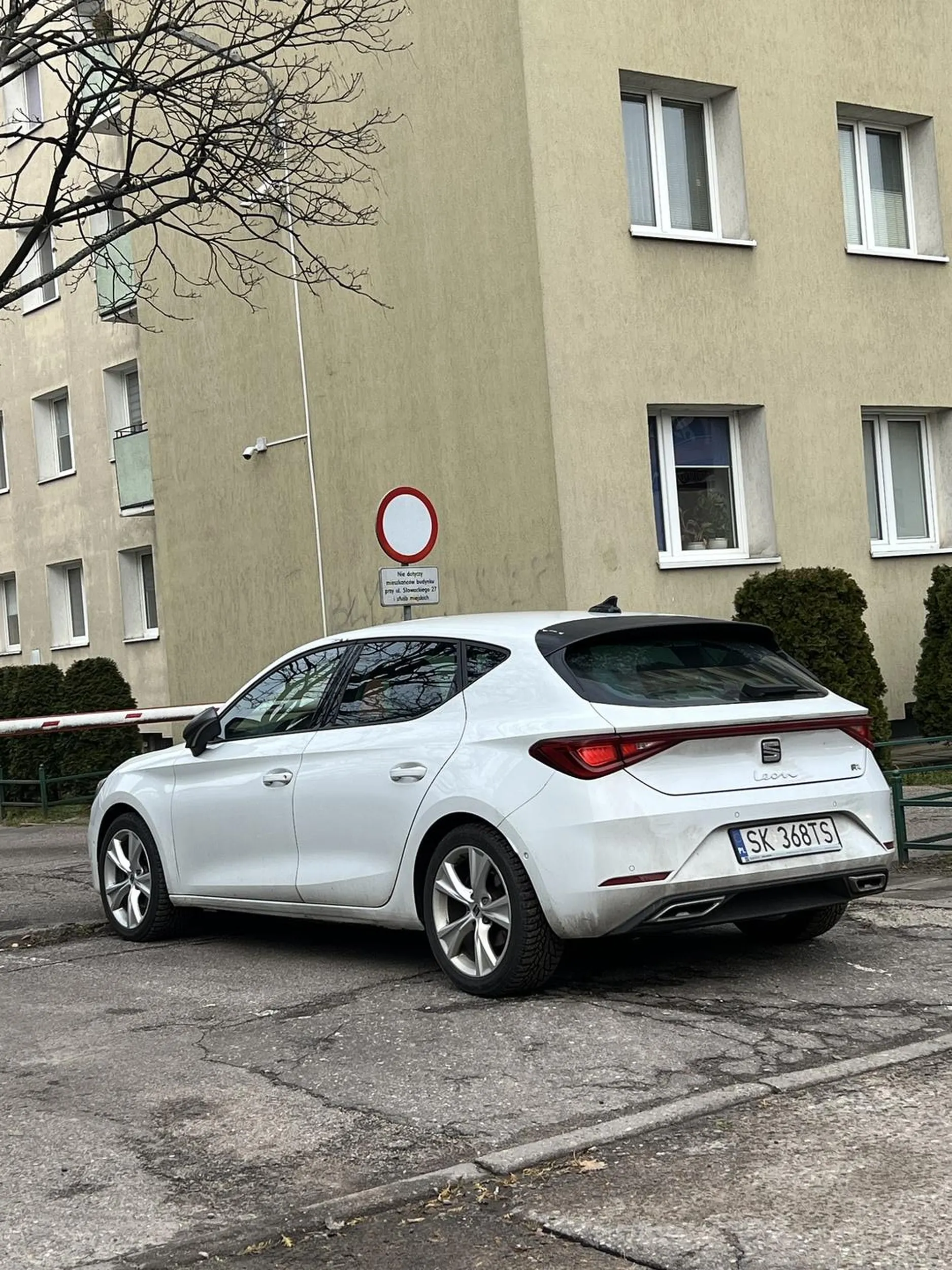 Serdecznie nie polecam pani, która zablokowała wjazd i wyjazd z parkingu w Gdańsku. Rzeczywiście szlaban jest słabo widoczny ?