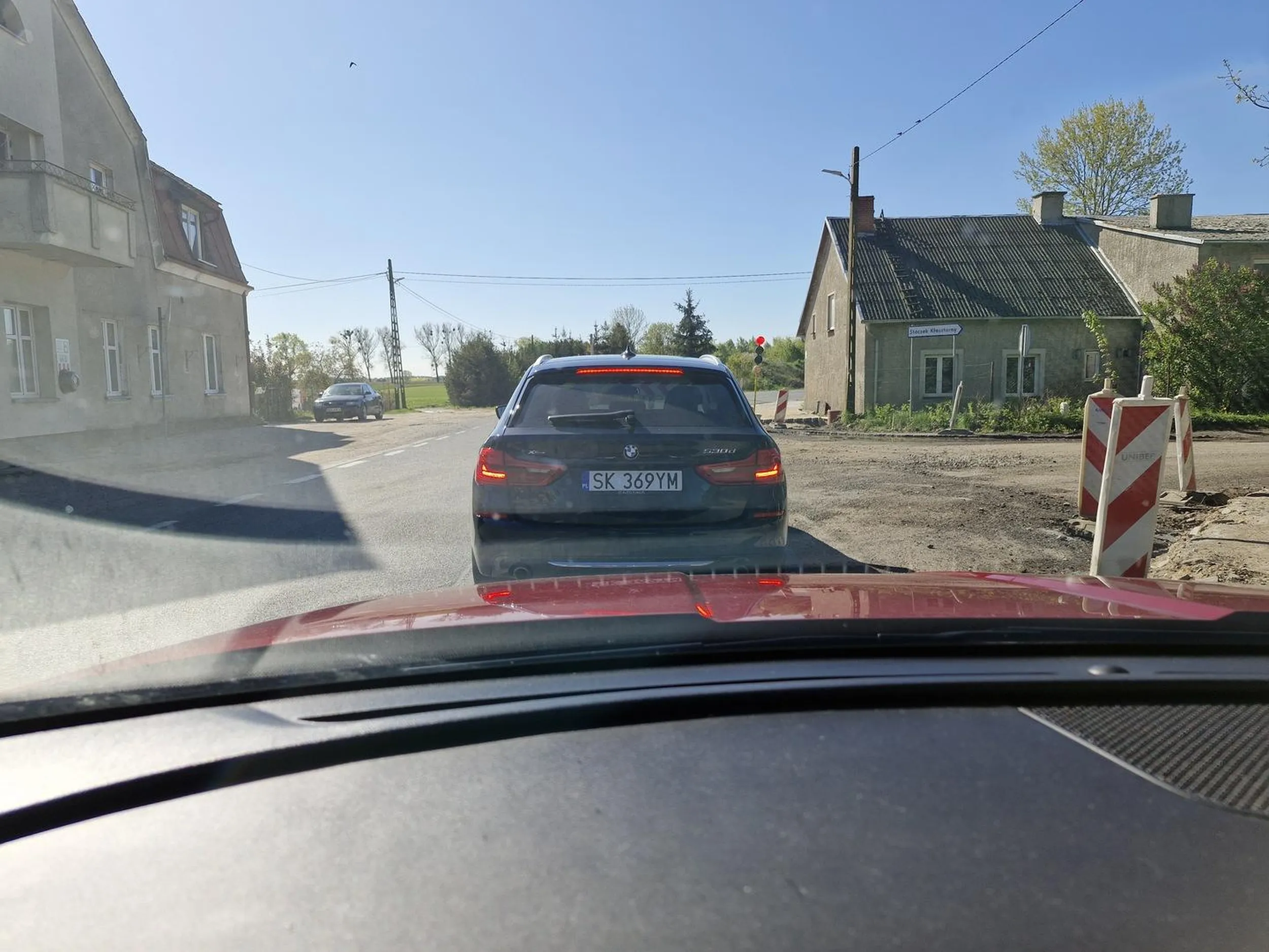 Poniedziałek 05.05.2025 - Wyprzedzanie kilku samochodów jednocześnie na podwójnej ciągłej pod Bartoszycami. Wtorek 06.05.2025 - wyprzedzanie na podwójnej ciągłej, przejazd robót drogowych na czerwonym świetle. Parkowanie pod Biedronką w Bisztynku na wejściu do sklepu.