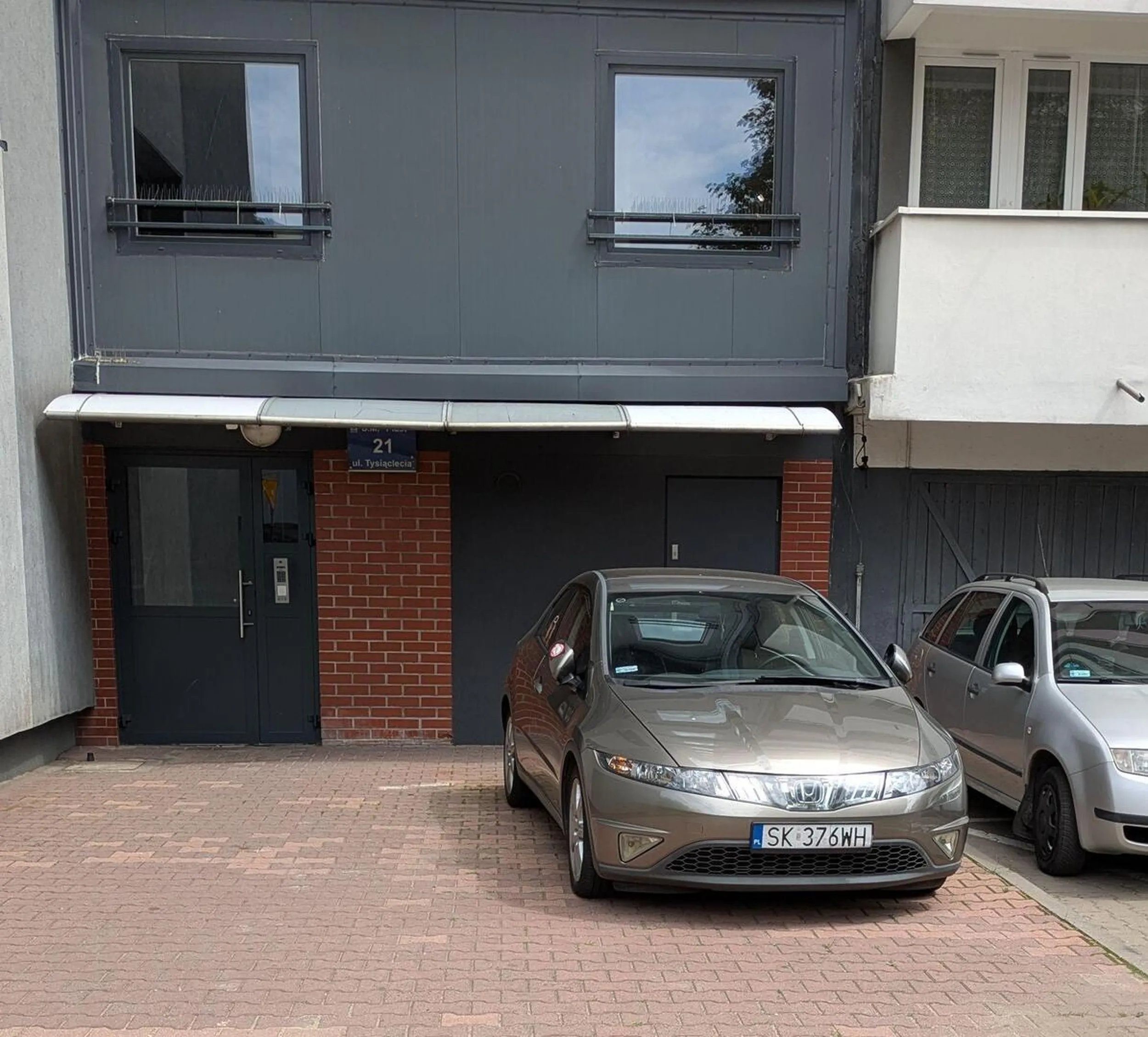 Czwarty dzień stoi na miejscu niedozwolonym pod blokiem tak, że karetka czy dostawczak miałby utrudniony dojazd