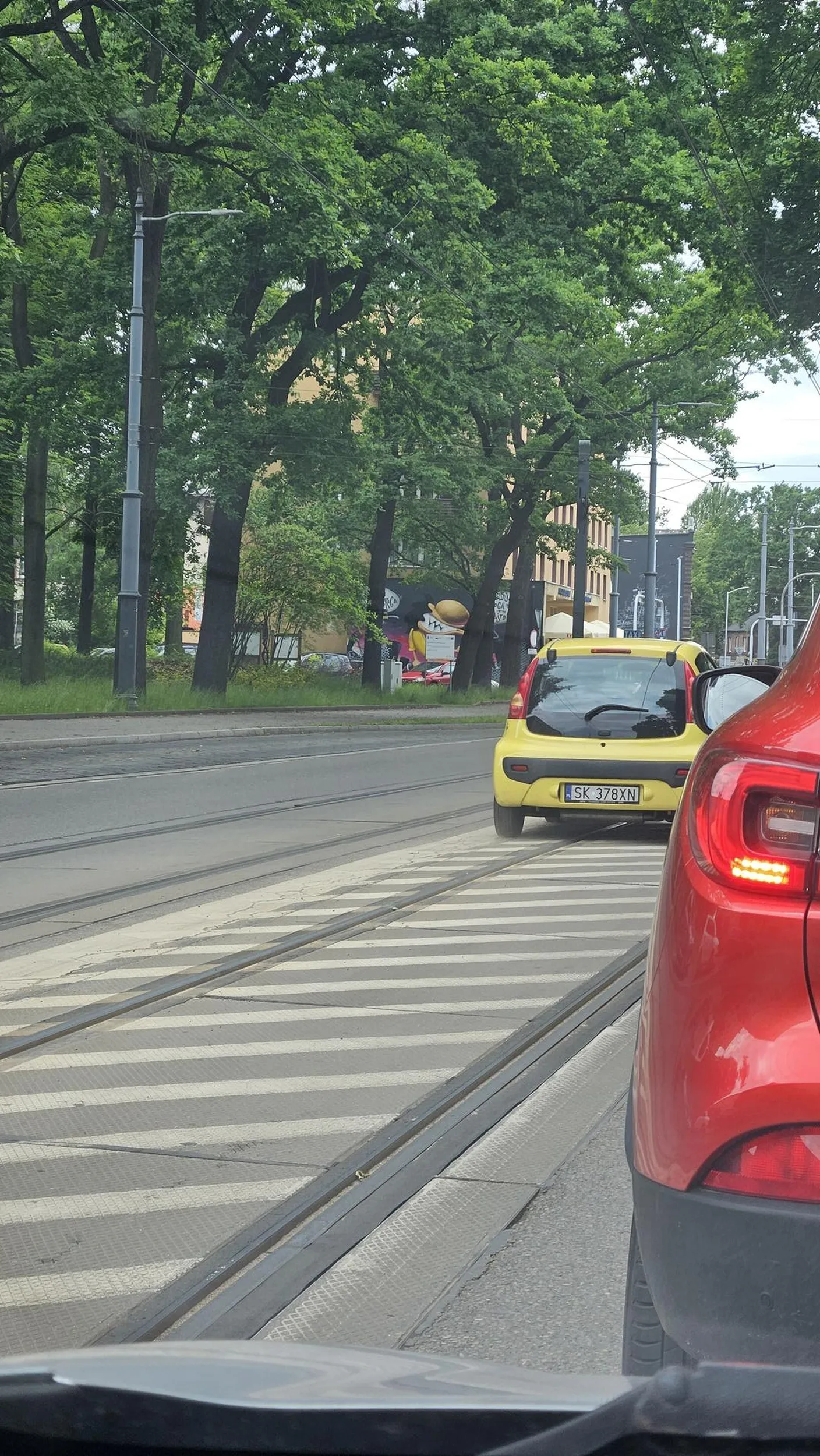 Ludzie stojący w korku też chcą skręcić w lewo. Dlaczego cwaniaku uważasz, że Twój czas jest cenniejszy niż innych?
