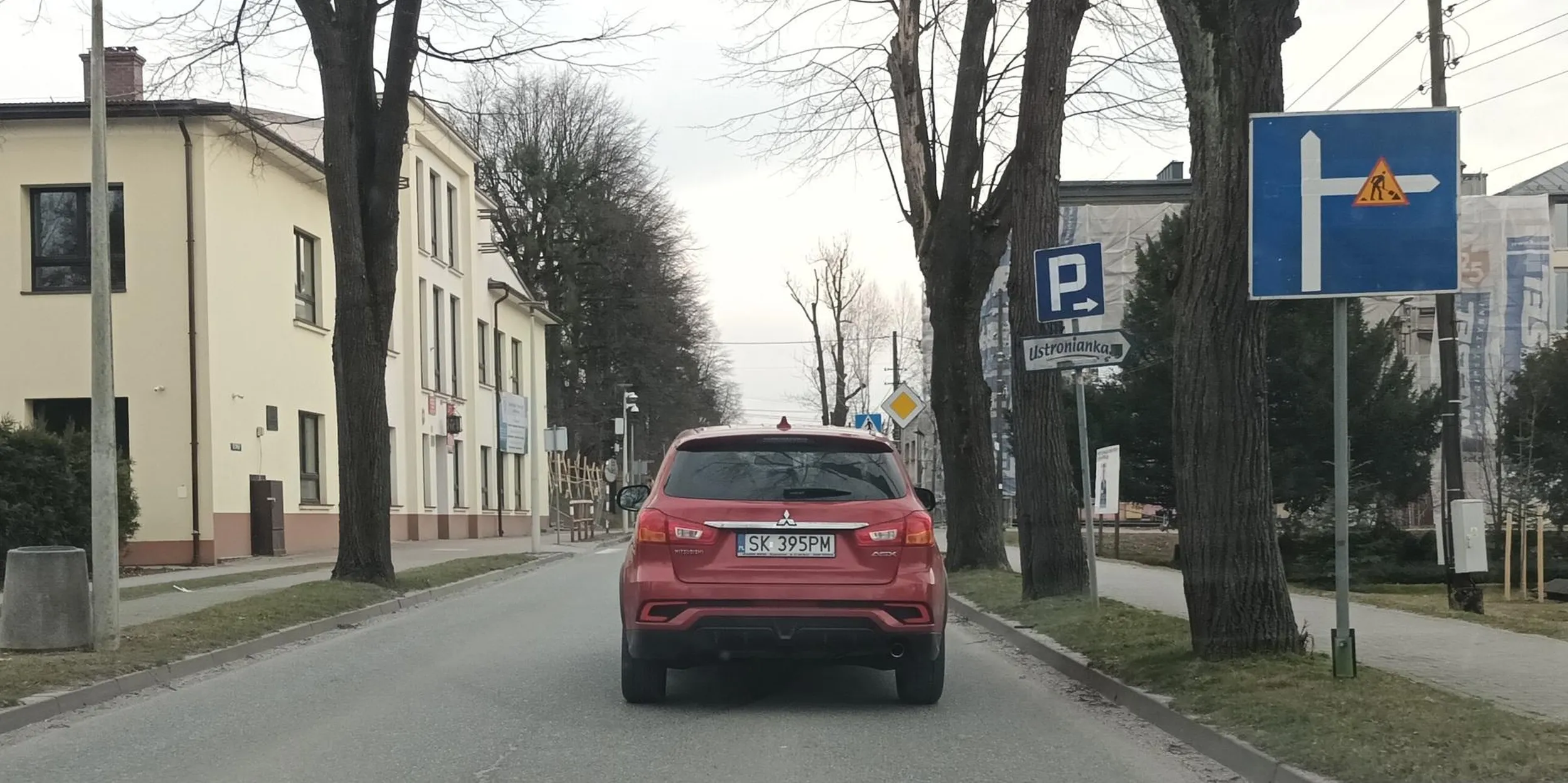 Rozumiem 1 raz w Ustroniu ale jedzie 20km/h nagle hamuje jedzie sam nie wie co ma zrobić i tak blokuje drogę.  Zjedz na przystanek/parking i zastanów się gdzie chcesz jechać i jedz .