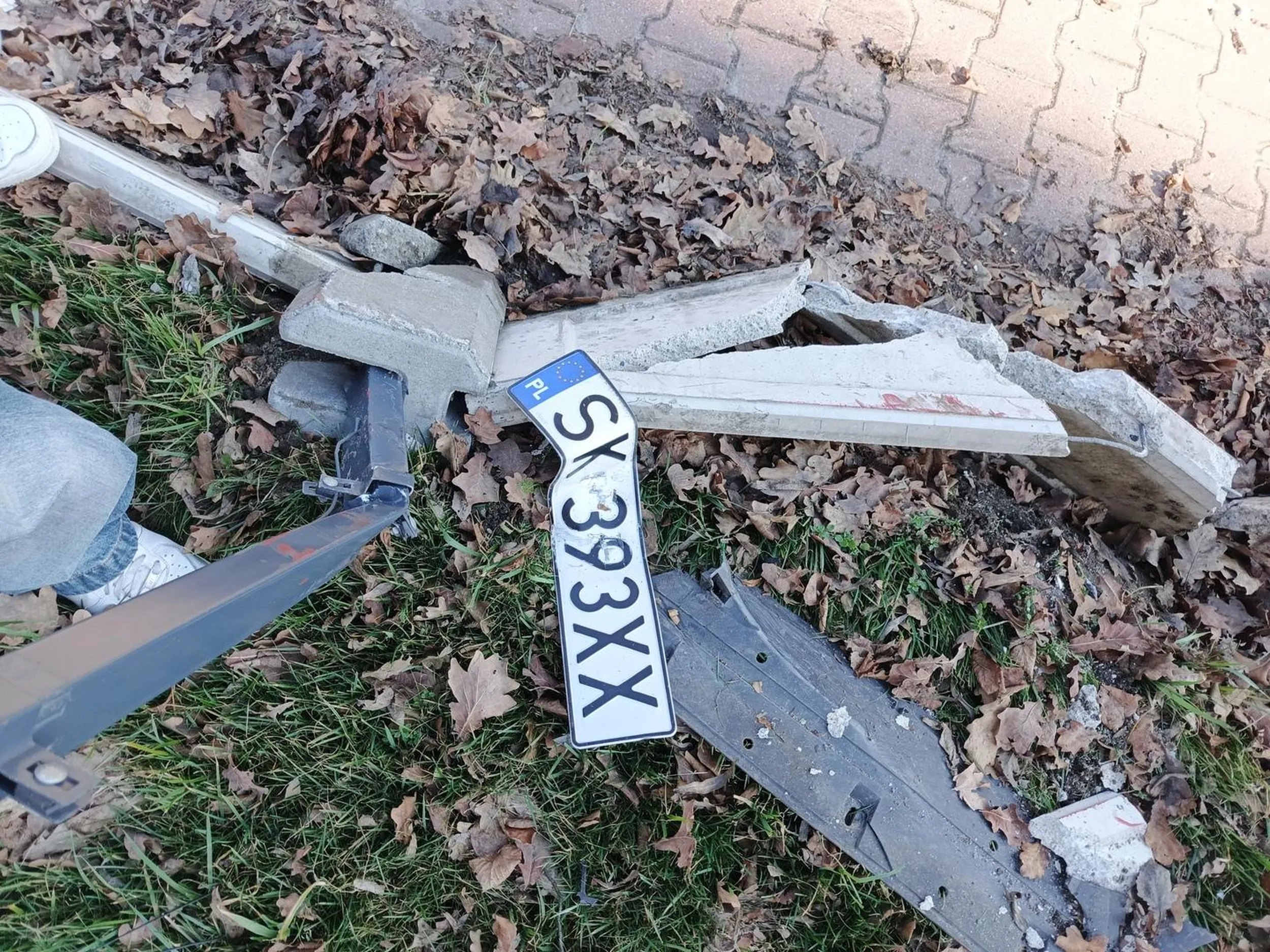 Coś ty płot rozwalił chłopie i blachy zostawiłeś?