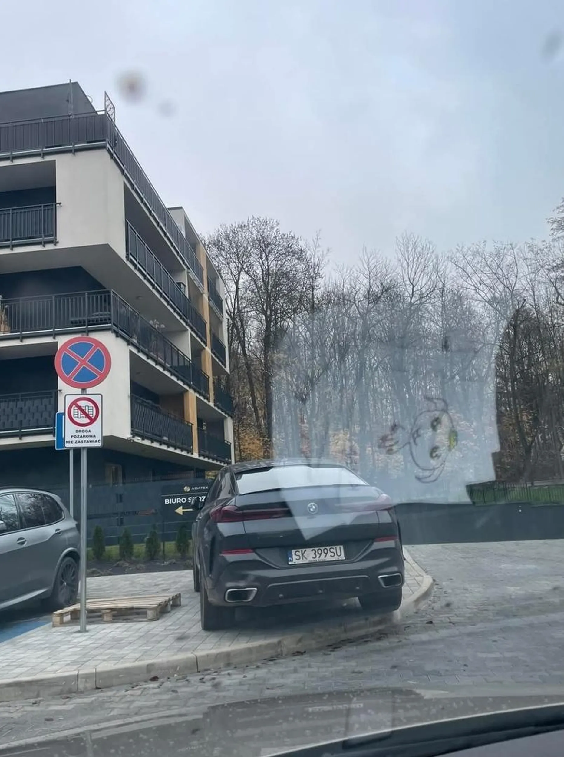 Parkowanie na chodniku  na osiedlu, gdzie była możliwość zaparkowania normalnie . Marka zobowiązuje , nie polecam :/