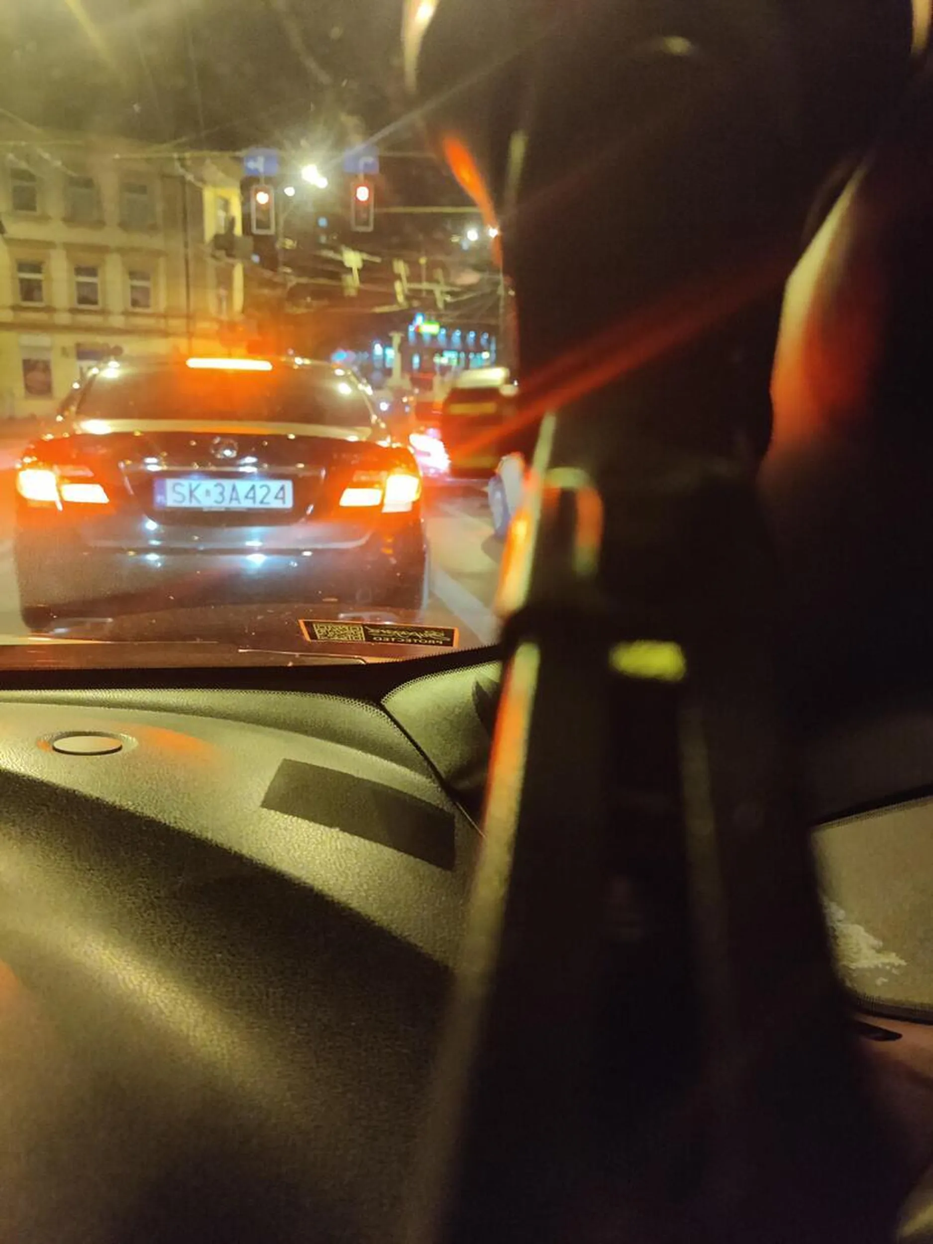 Kierowca bombowca, myli miasto z torem wyścigowym, przez swoją niebezpieczną jazdę naraża innych na utratę zdrowia, a nawet życia. Nieodpowiedzialny i niebezpieczny kierowca.