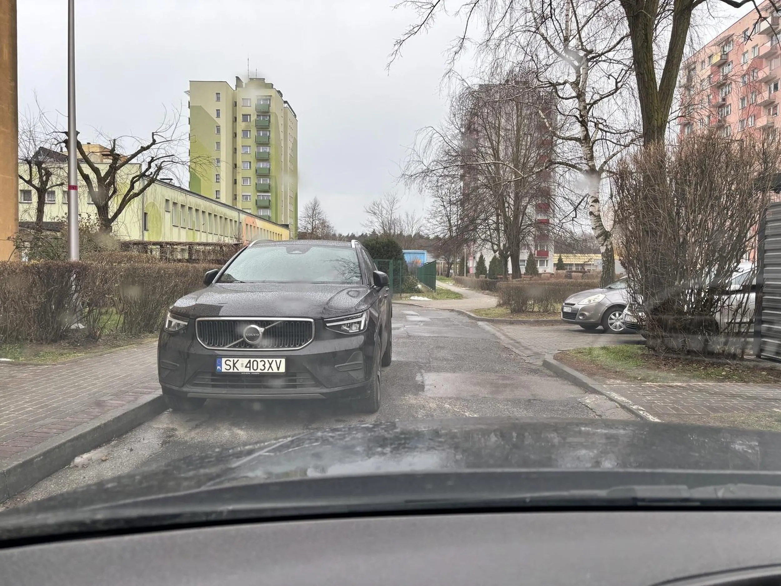 Typowy osobnik suv-a. Myśli tylko o sobie … wjazd do żłobka zablokowany. Niestety nie przelecimy obok.