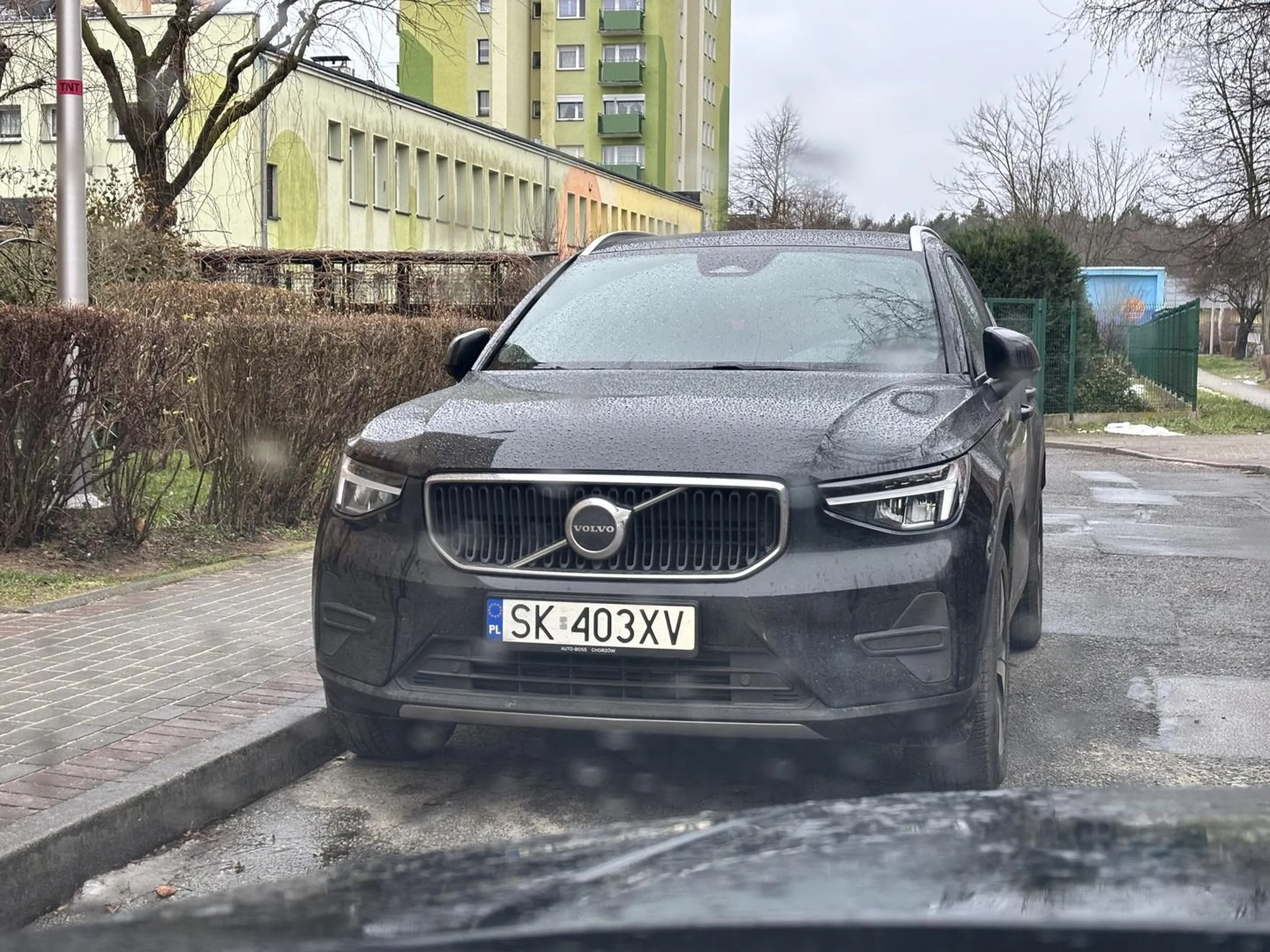 Typowy osobnik suv-a. Myśli tylko o sobie … wjazd do żłobka zablokowany. Niestety nie przelecimy obok.