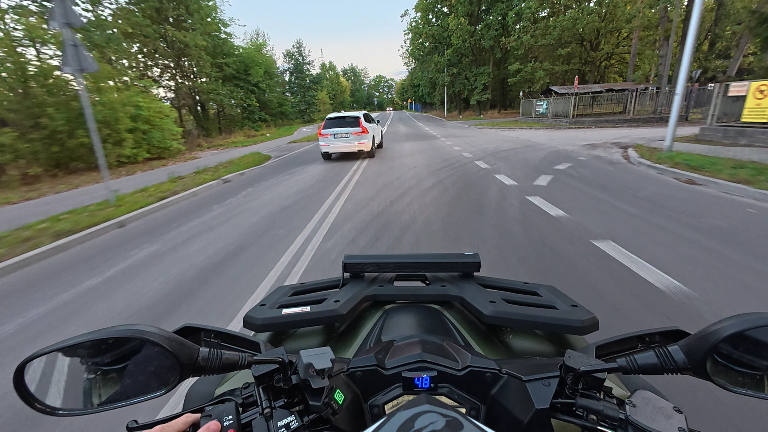 kierowco, podwójna linia ciągła nie jest bez powodu, i nie należy na niej wyprzedzać