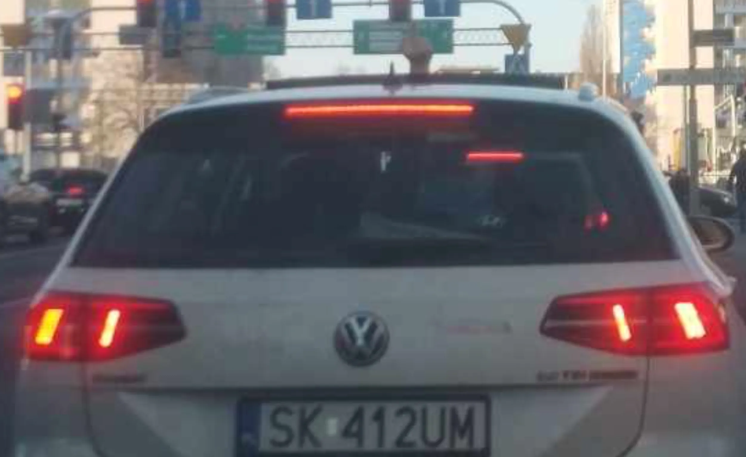 Bardzo niemiły kierowca, stałem za nim w korku na ul. Sokolskiej w katowicach i na głos debatowałem o tym jak bardzo zbędną dzielnicą katowic są Murcki, kierowca ten prawdopodobnie zbulwersowany moją opinią pokazał mi ten oto gest i oddalił się w kierunku wyżej wymienionych murcek