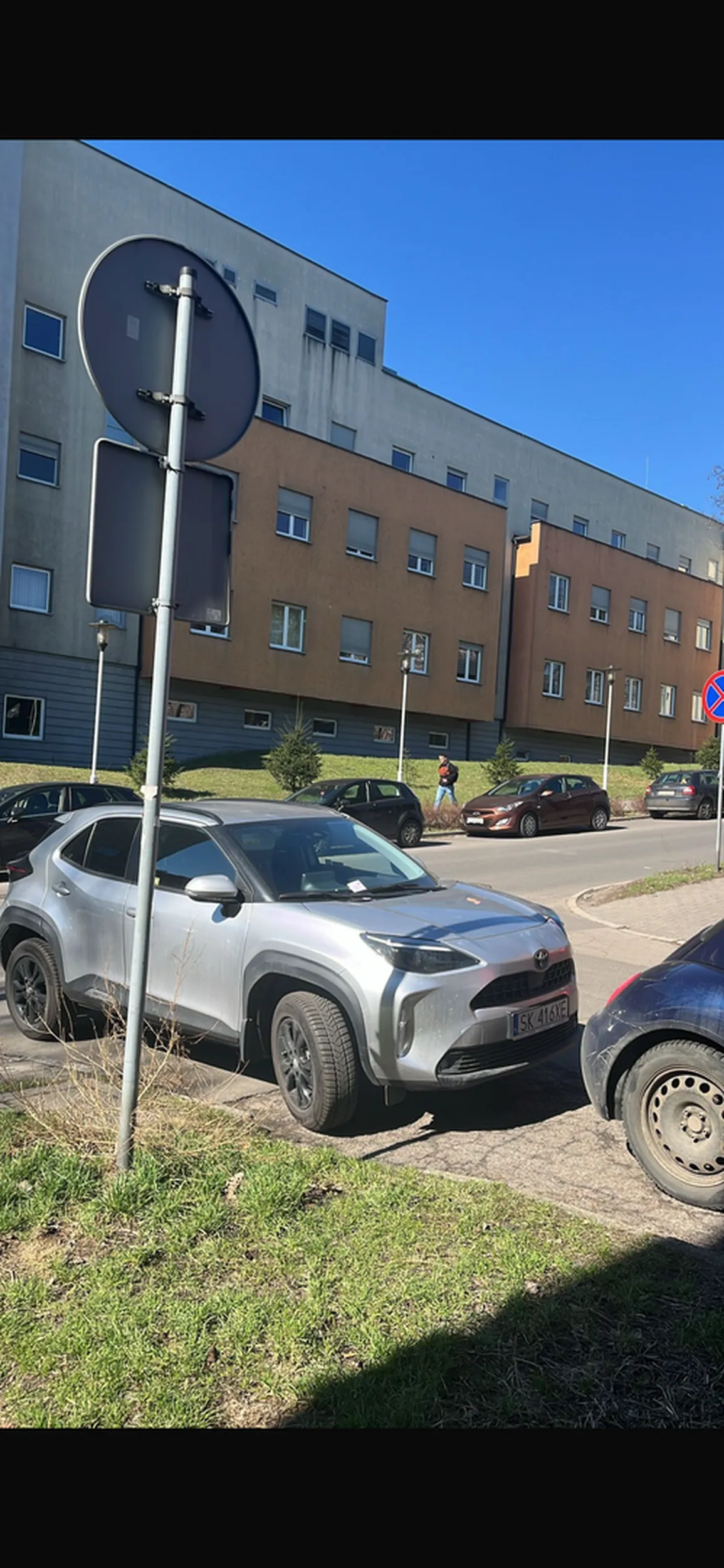 Tragedia.. Parkuje na samym skrzyżowaniu i wjeździe na osiedle. Nie pozdrawiam naucz się parkować bo mandant dostałeś ??