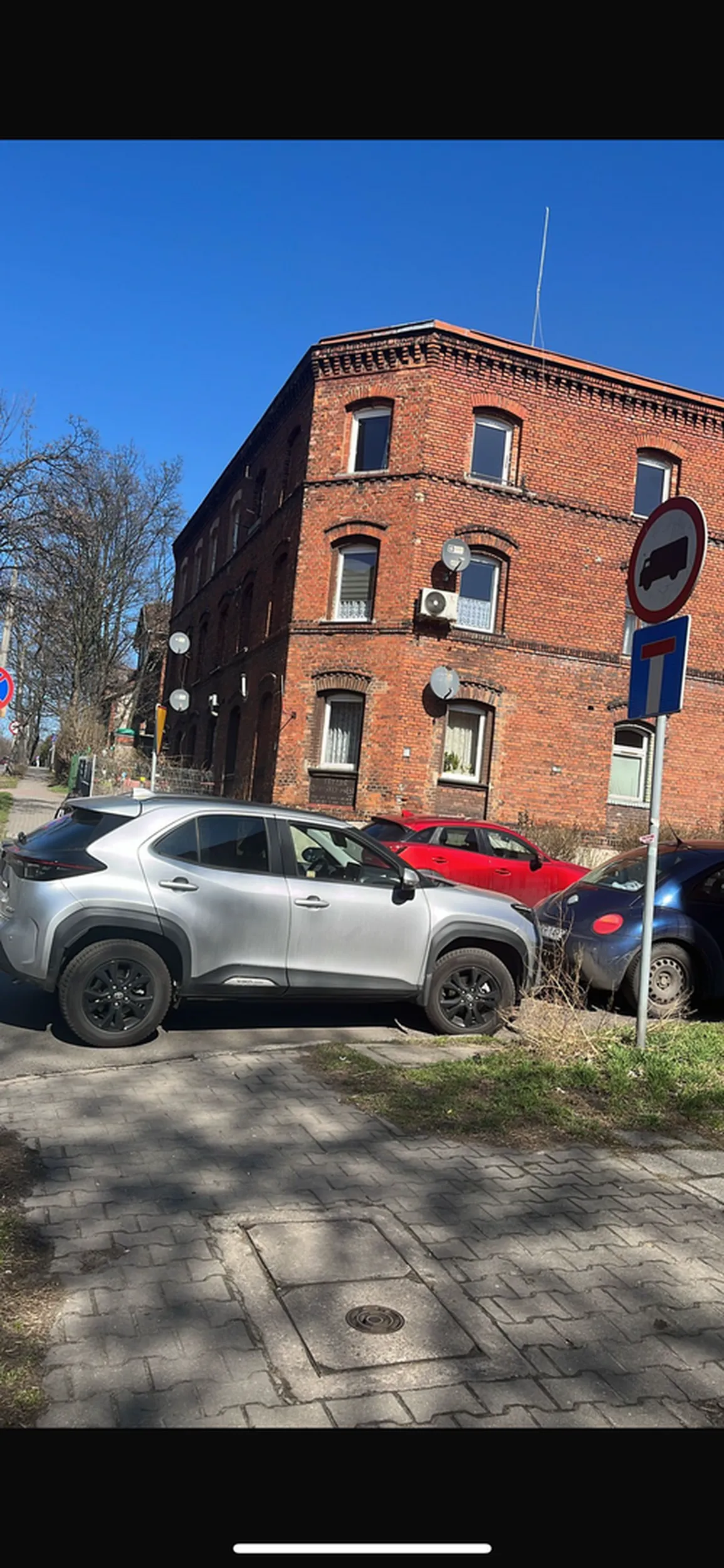 Tragedia.. Parkuje na samym skrzyżowaniu i wjeździe na osiedle. Nie pozdrawiam naucz się parkować bo mandant dostałeś ??