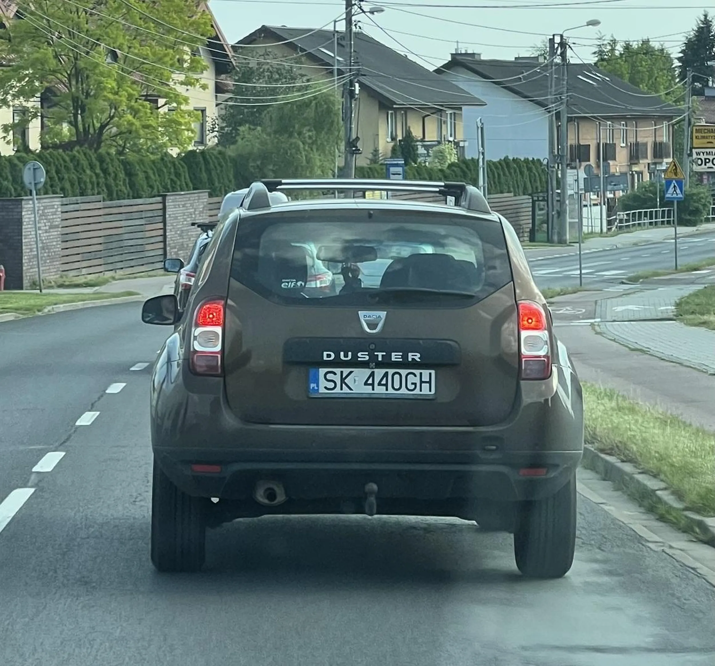 Brudas wyrzucający pety na ulicę - w końcu samo się posprząta